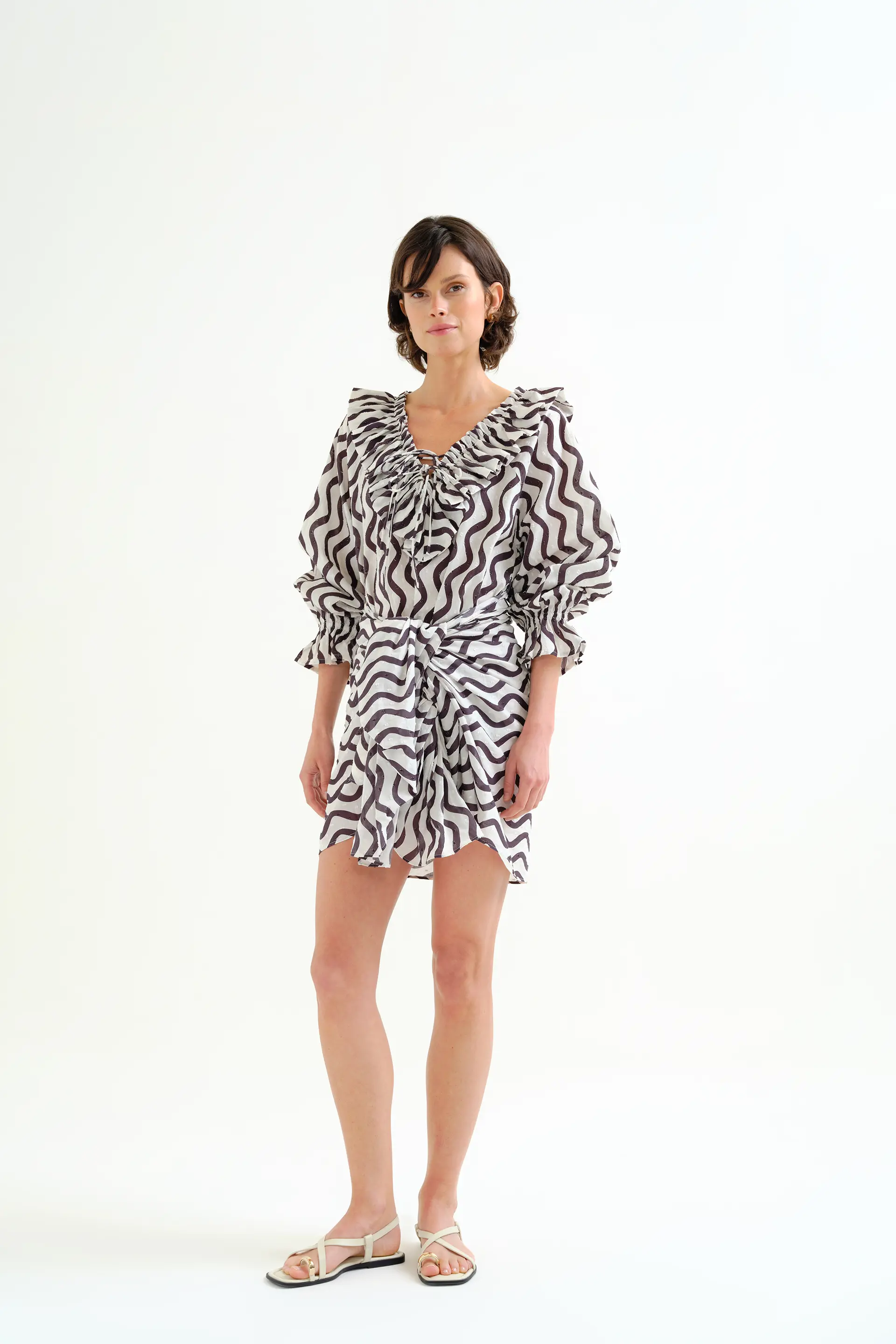 Top playero con estampado Wave Black & White con volantes - Image 6