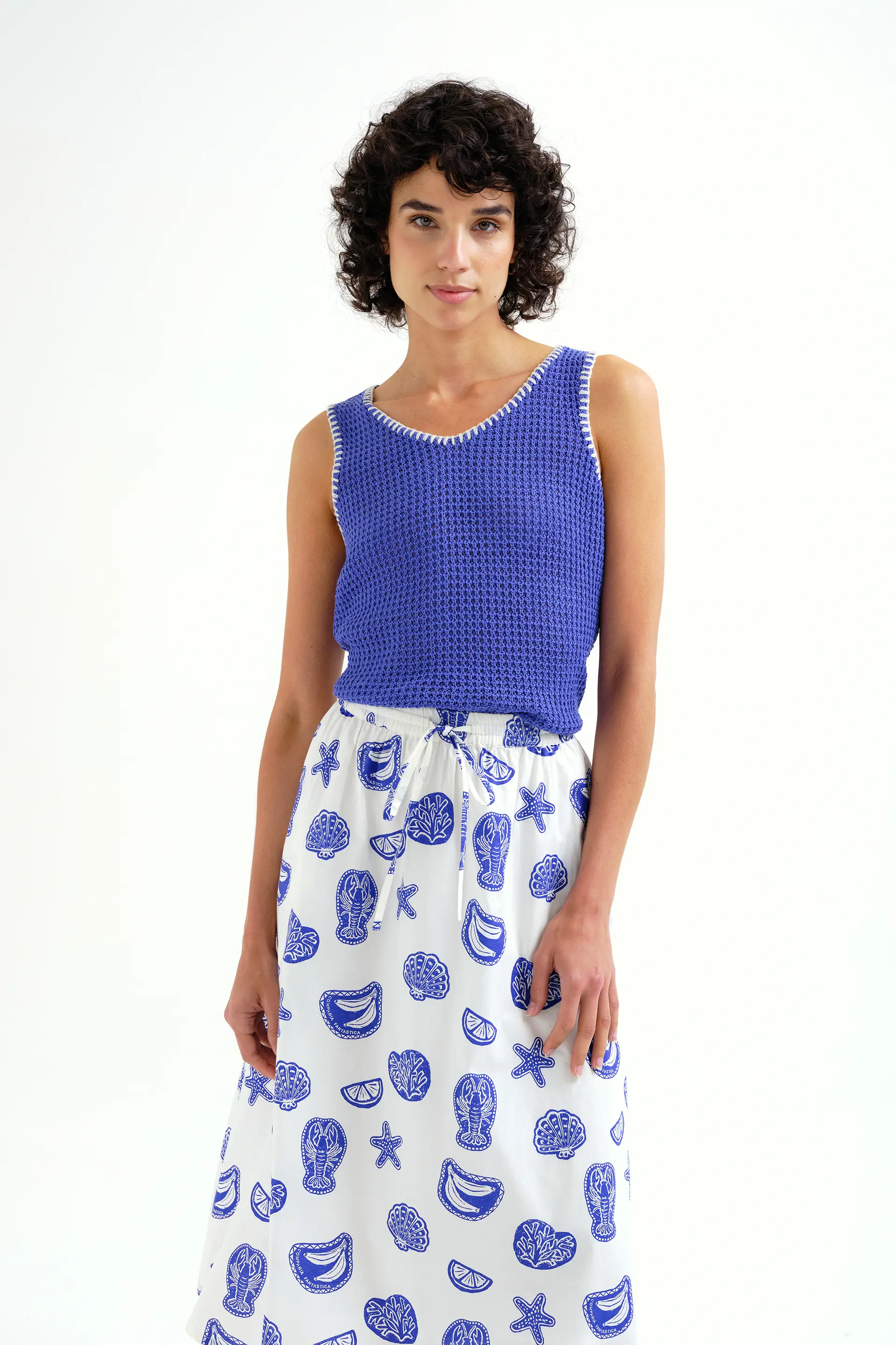 Top punto calado azul con detalles bordados en blanco