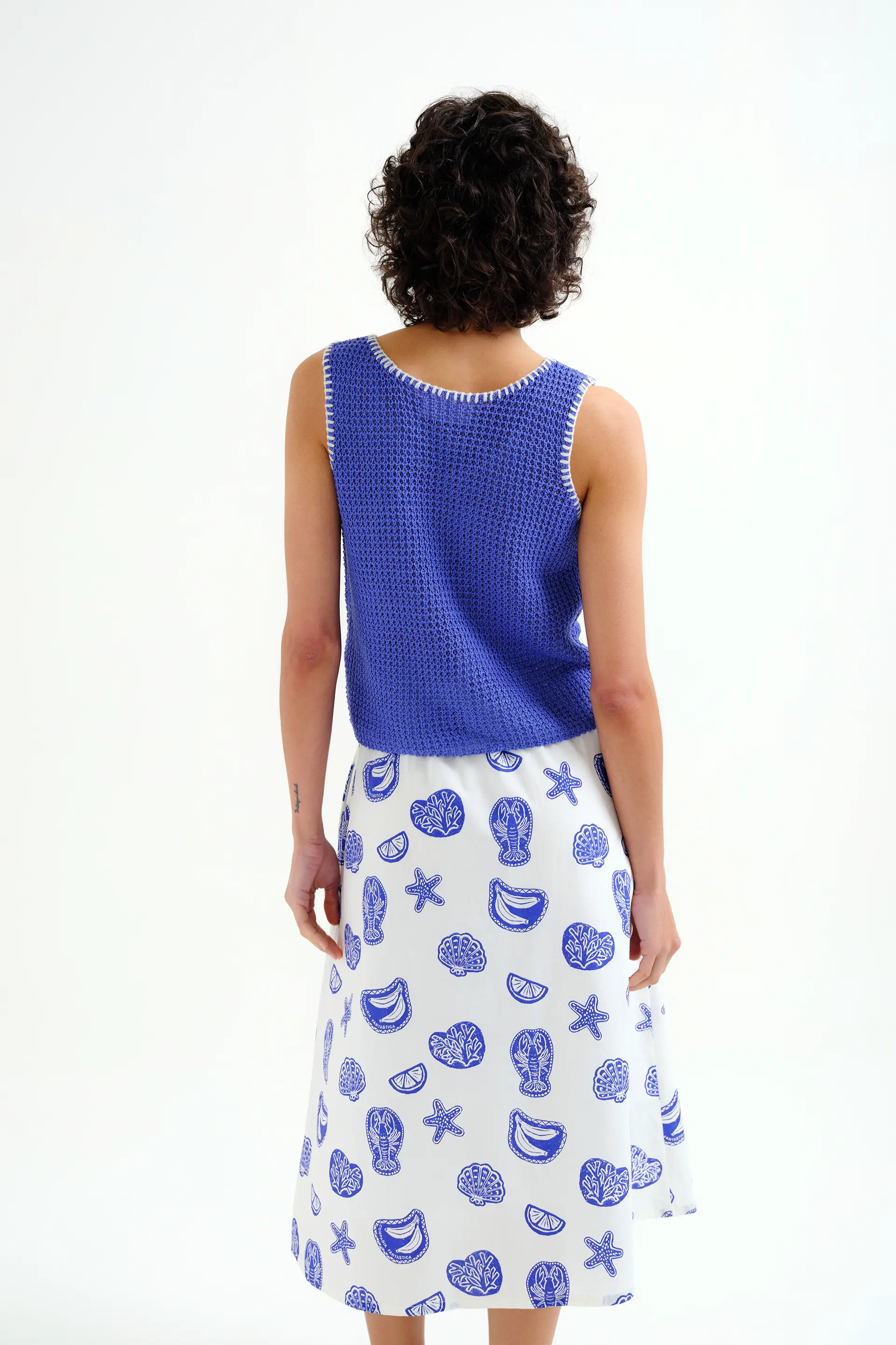 Top punto calado azul con detalles bordados en blanco - Image 3