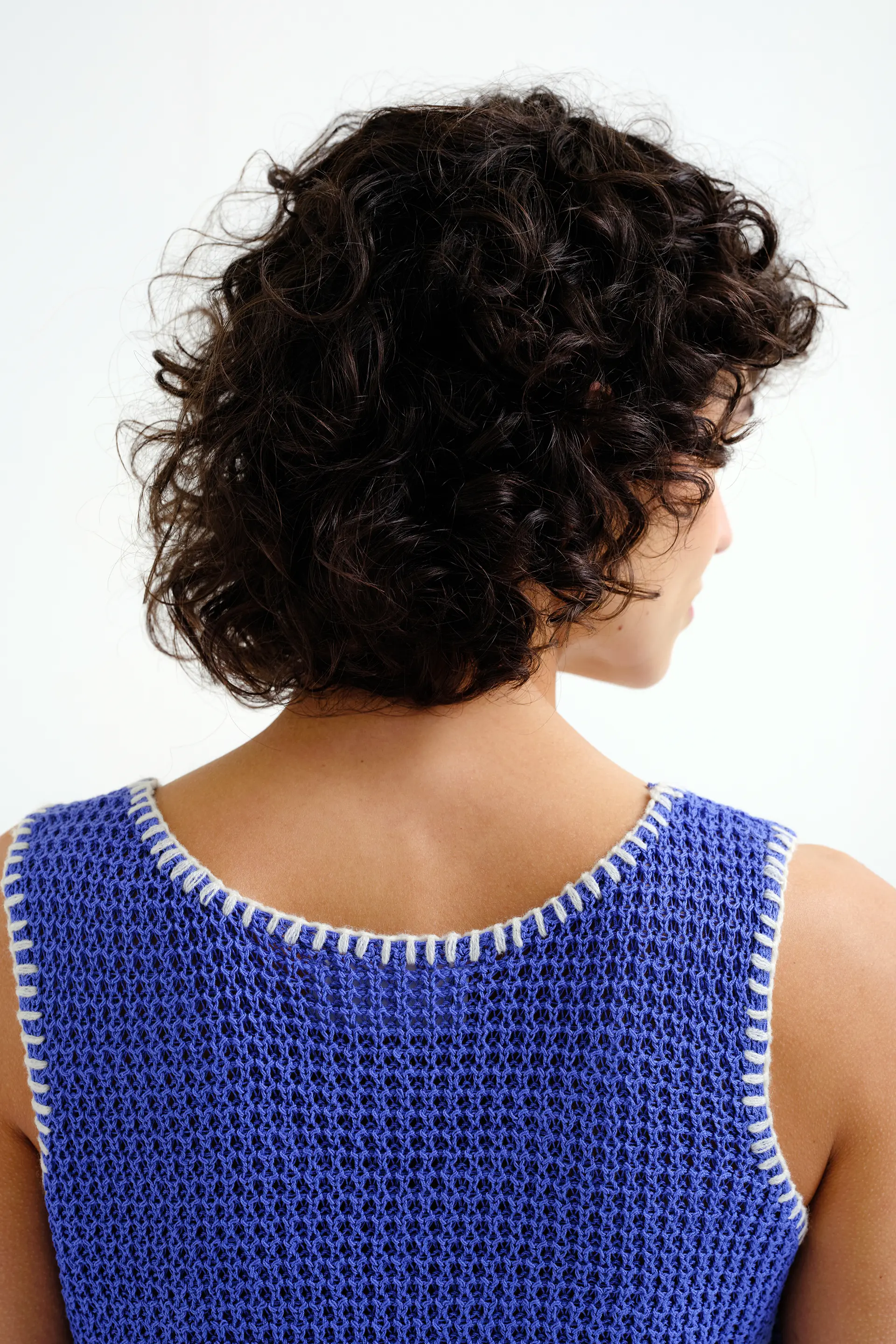 Top punto calado azul con detalles bordados en blanco - Image 4