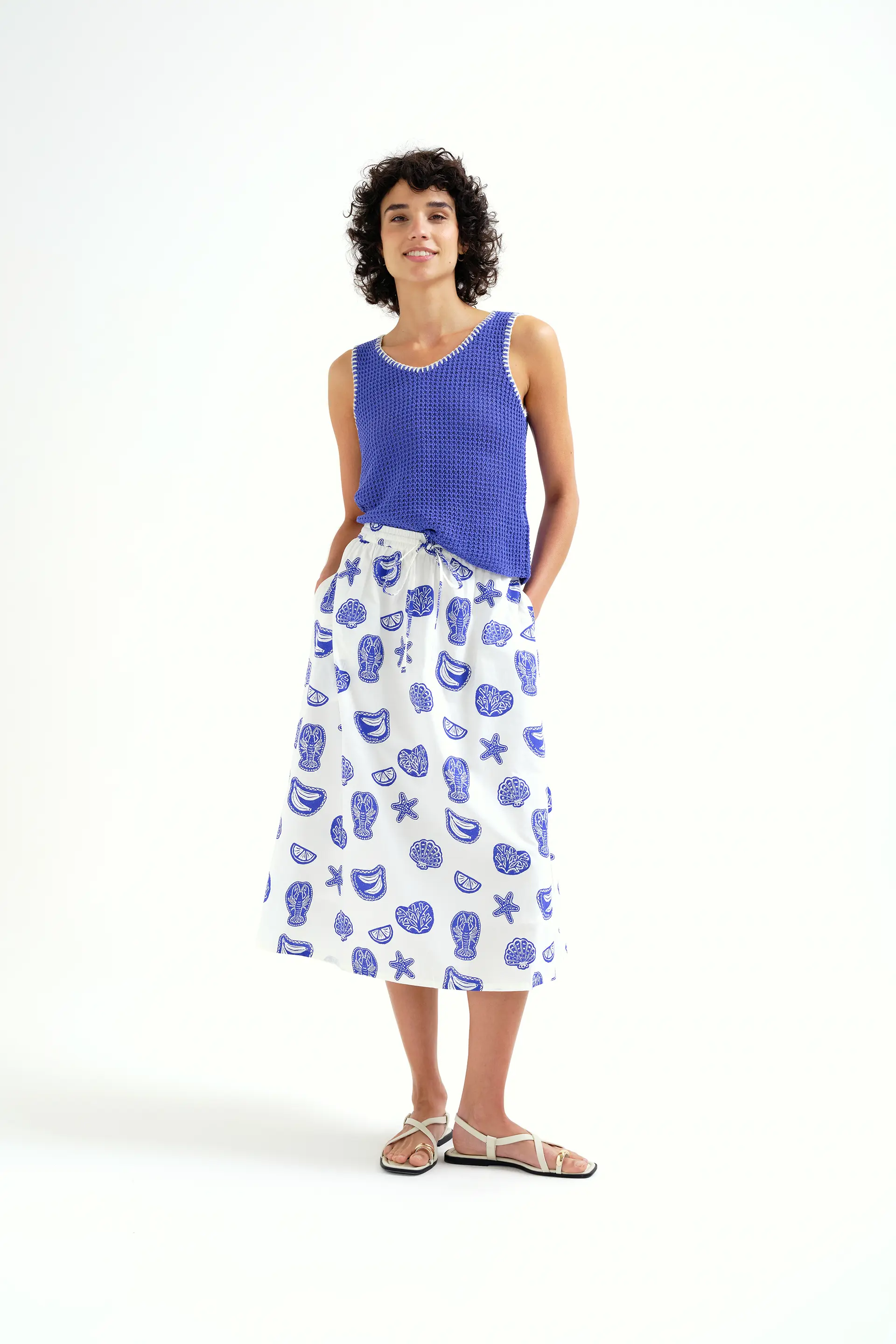 Top punto calado azul con detalles bordados en blanco - Image 5