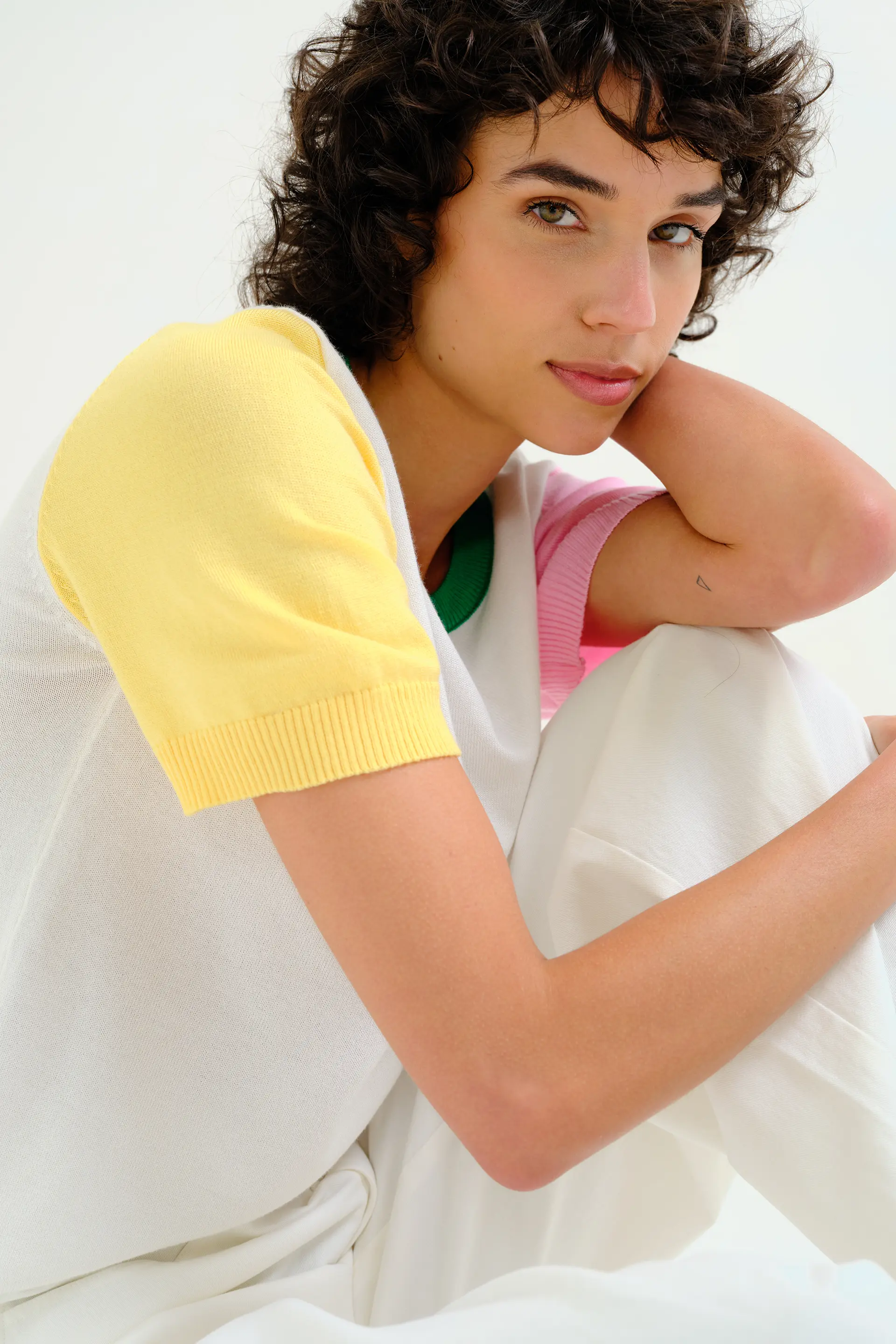 Top punto con detalles multicolor - Image 6