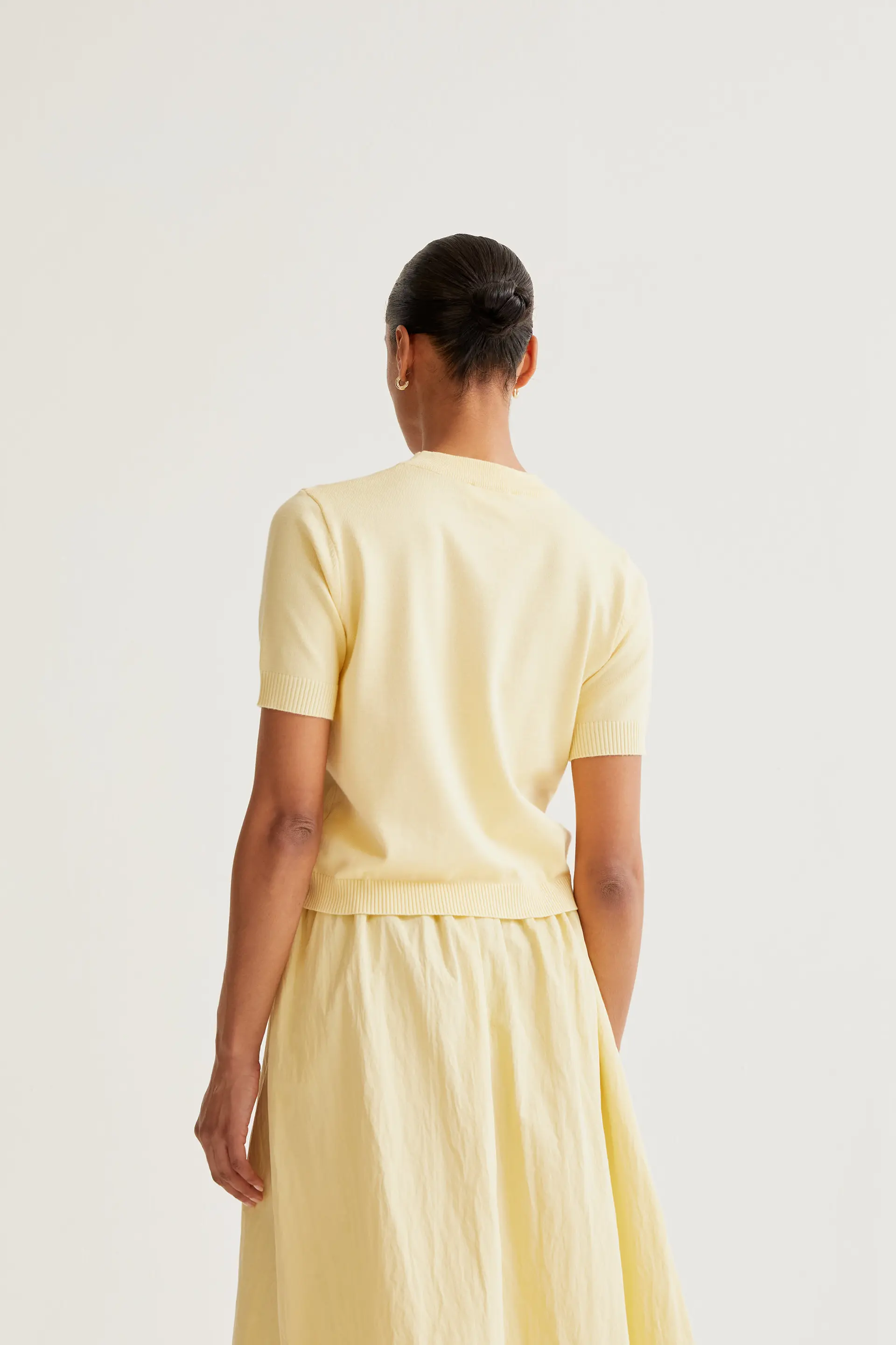 Top punto suave amarillo con flores - Image 3