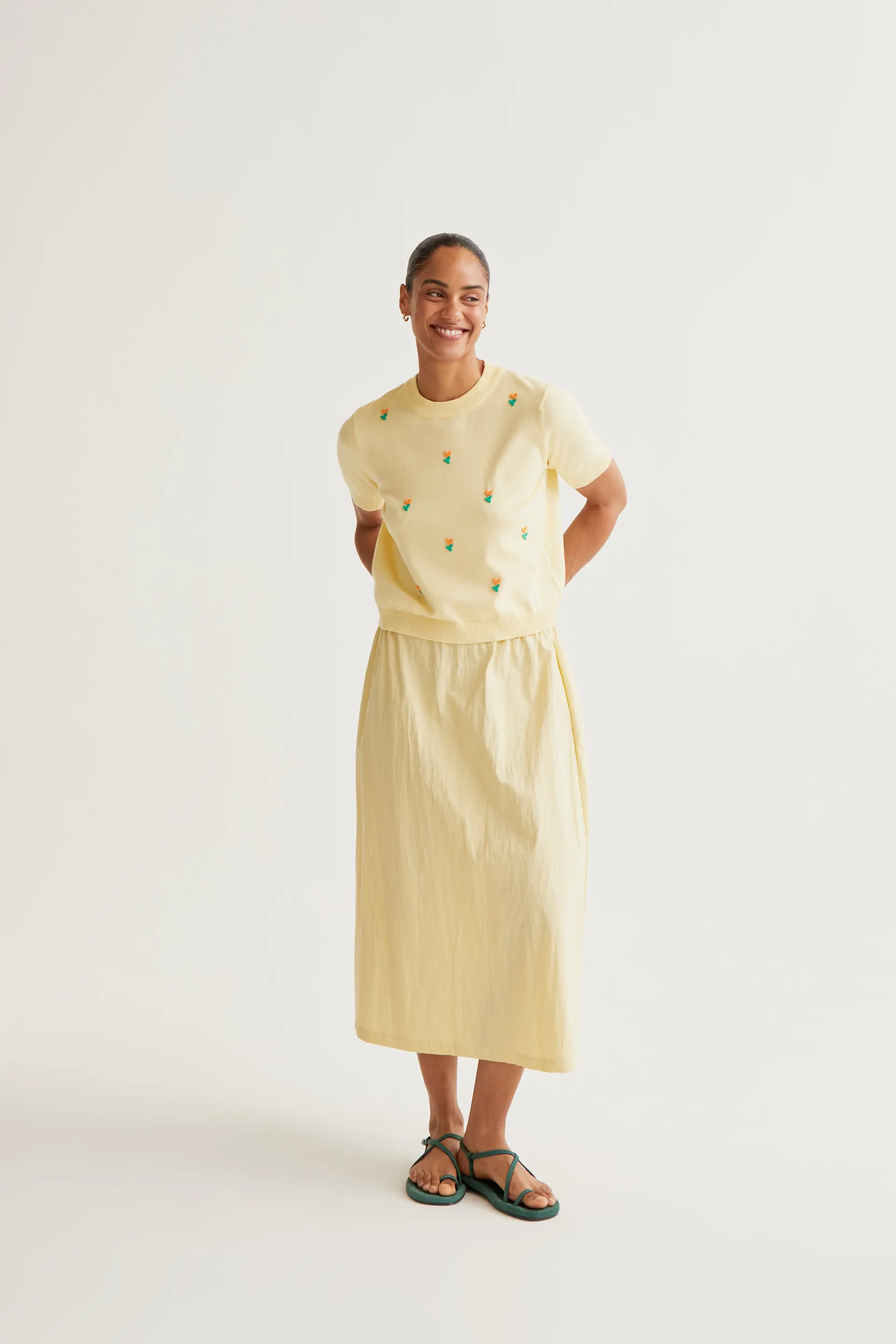Top punto suave amarillo con flores - Image 5