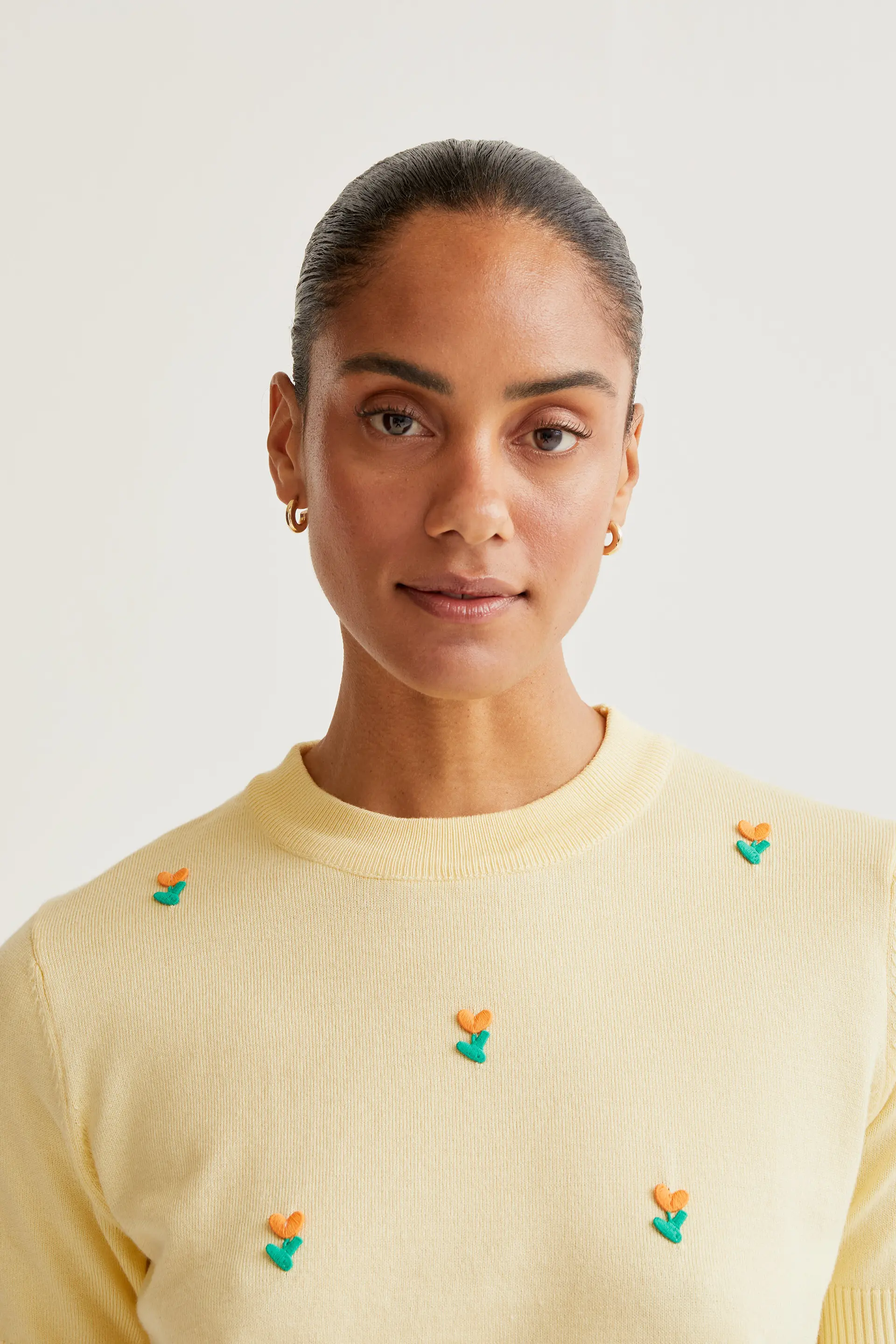 Top punto suave amarillo con flores - Image 6