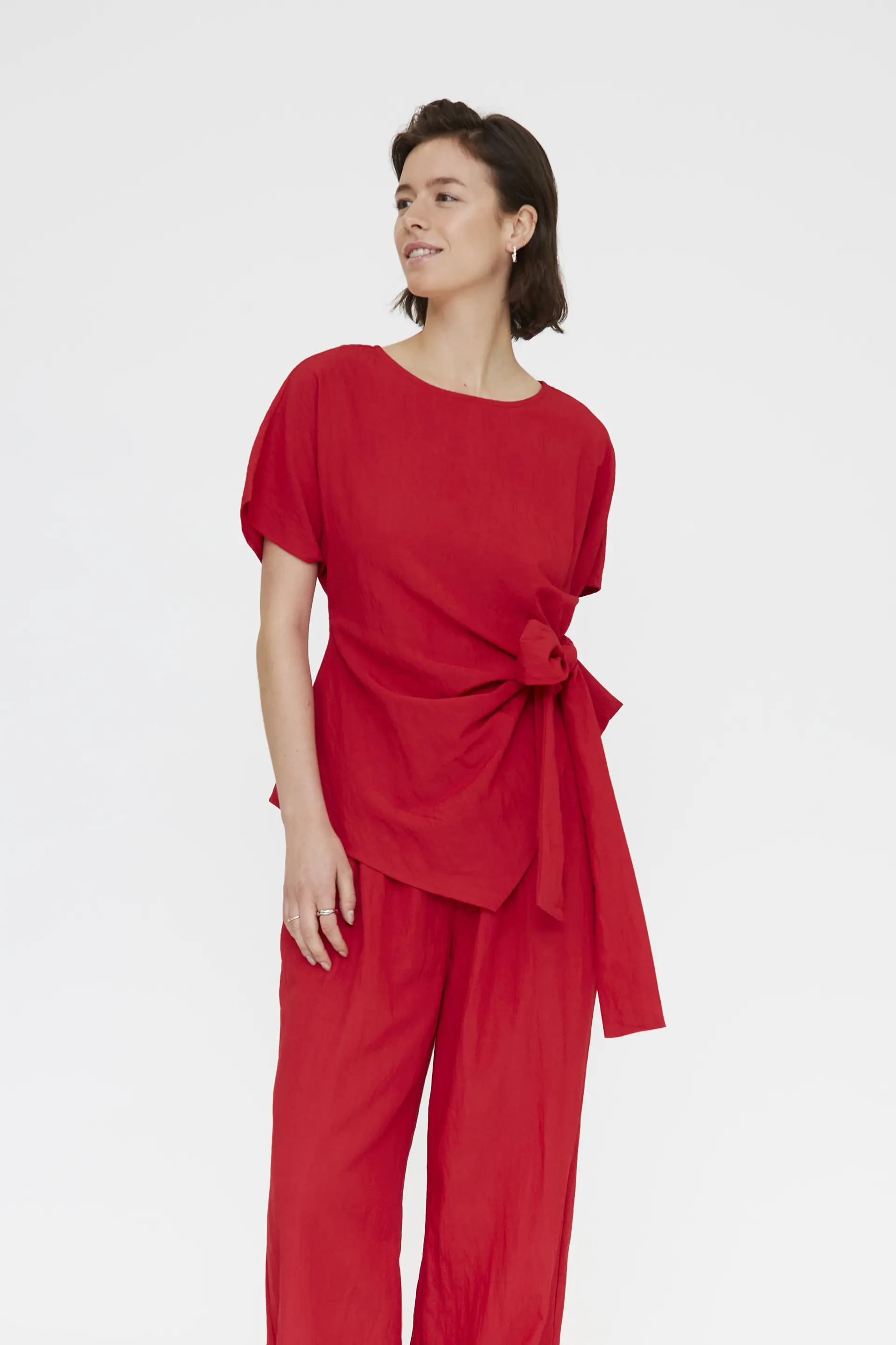 Top rojo con detalle lazado