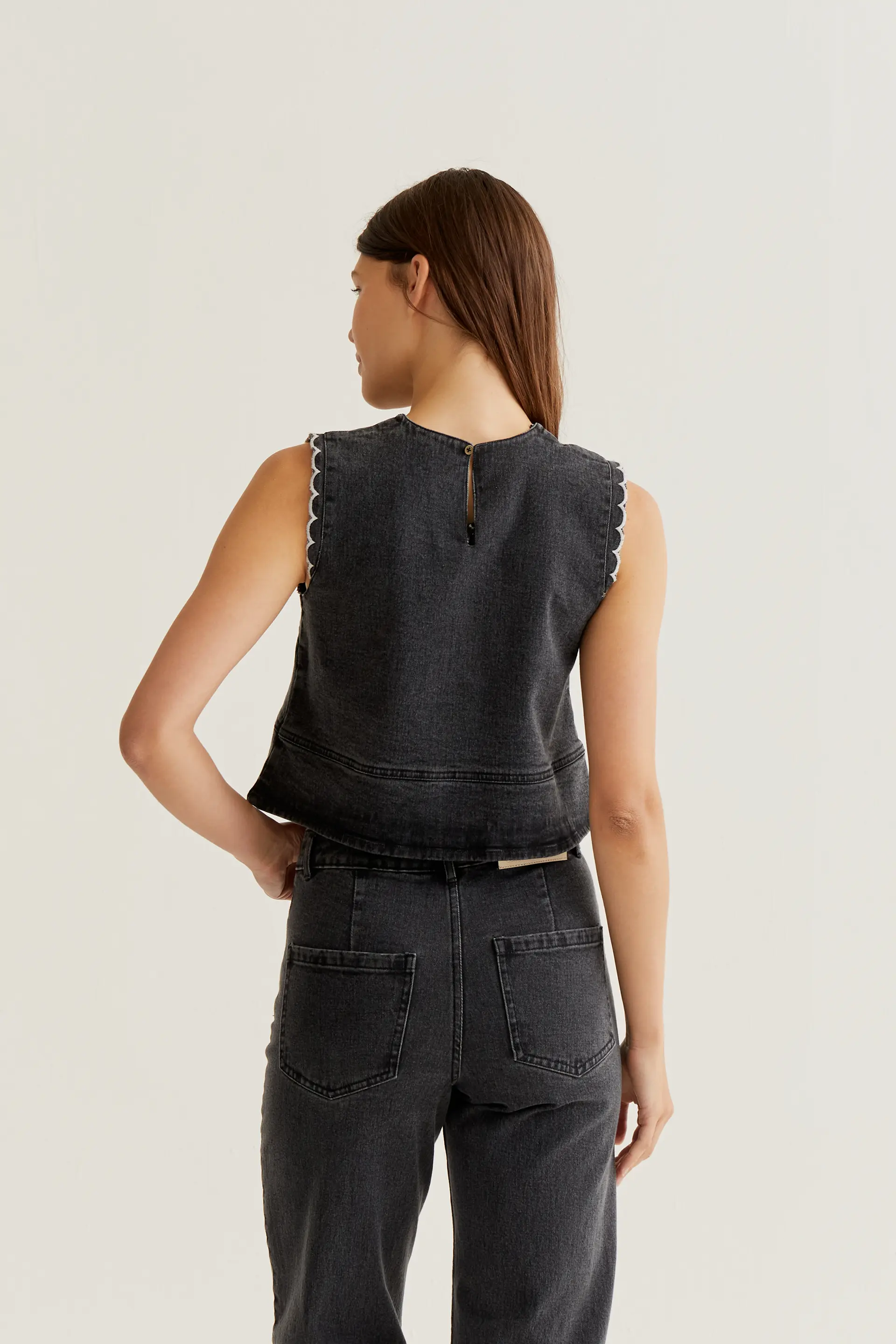 Top vaquero negro con detalles de ondas - Image 3