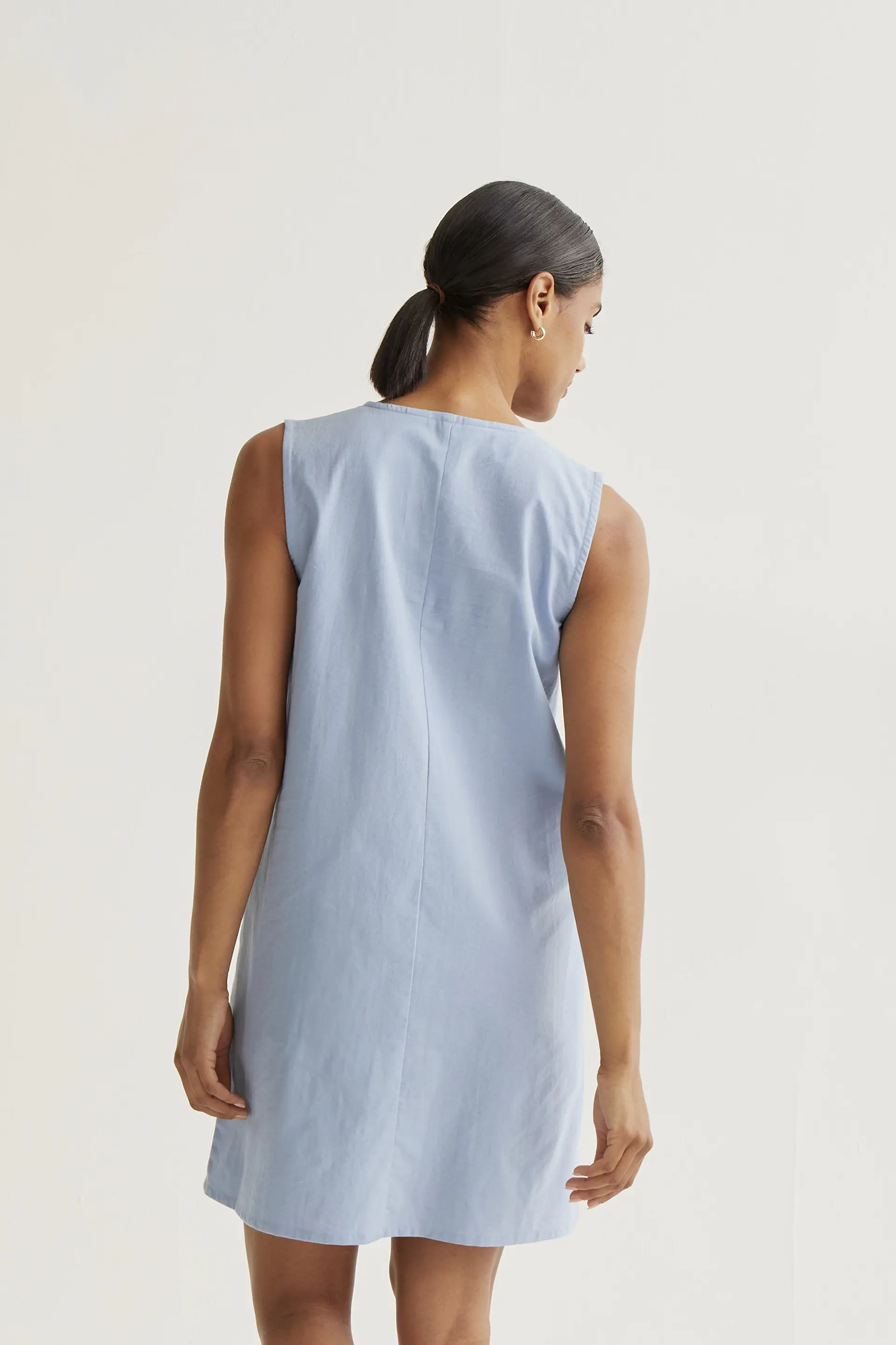 Vestido corto con bordado de margaritas - Image 3