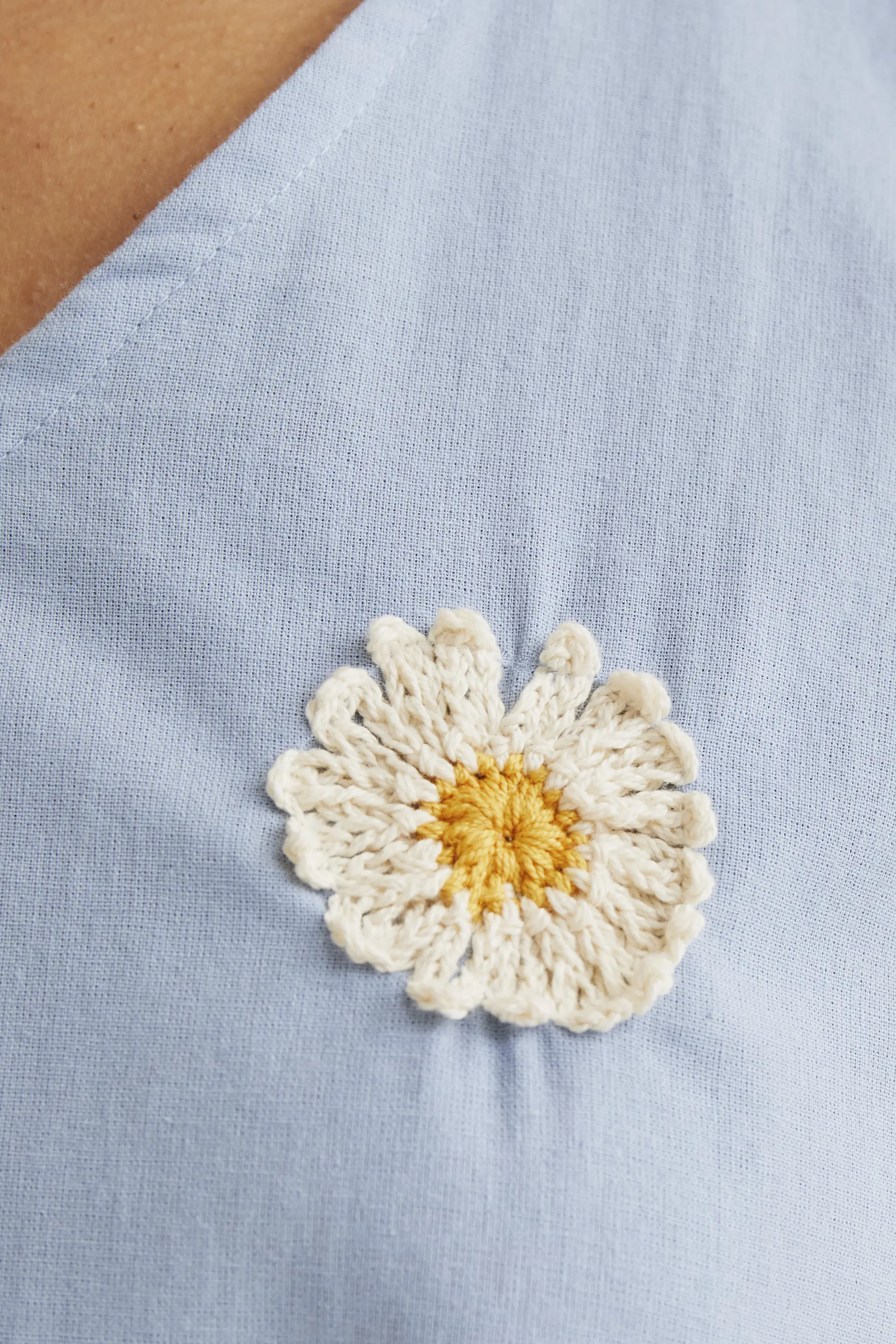 Vestido corto con bordado de margaritas - Image 4