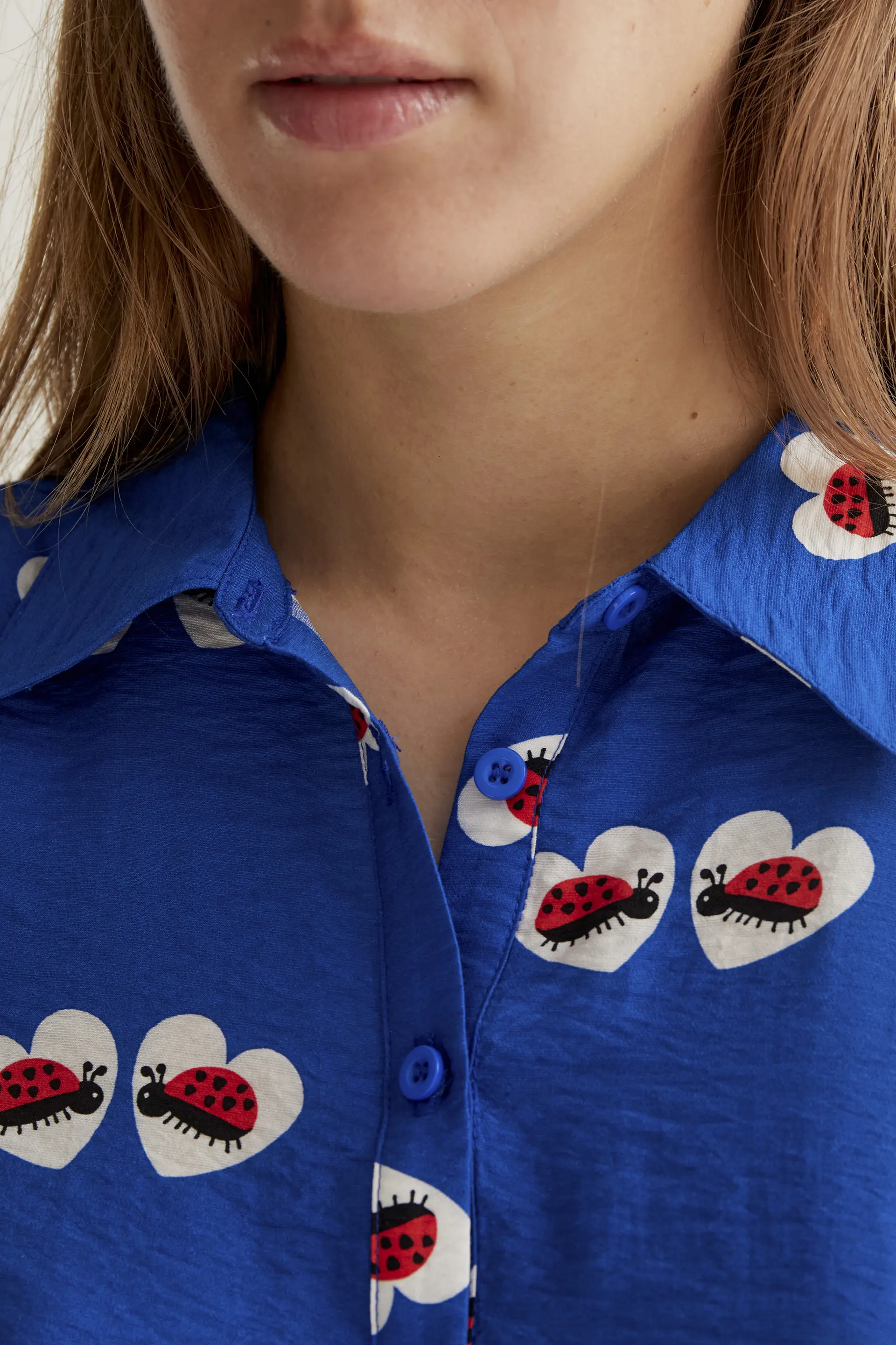 Vestido corto con estampado Coccinella - Image 4
