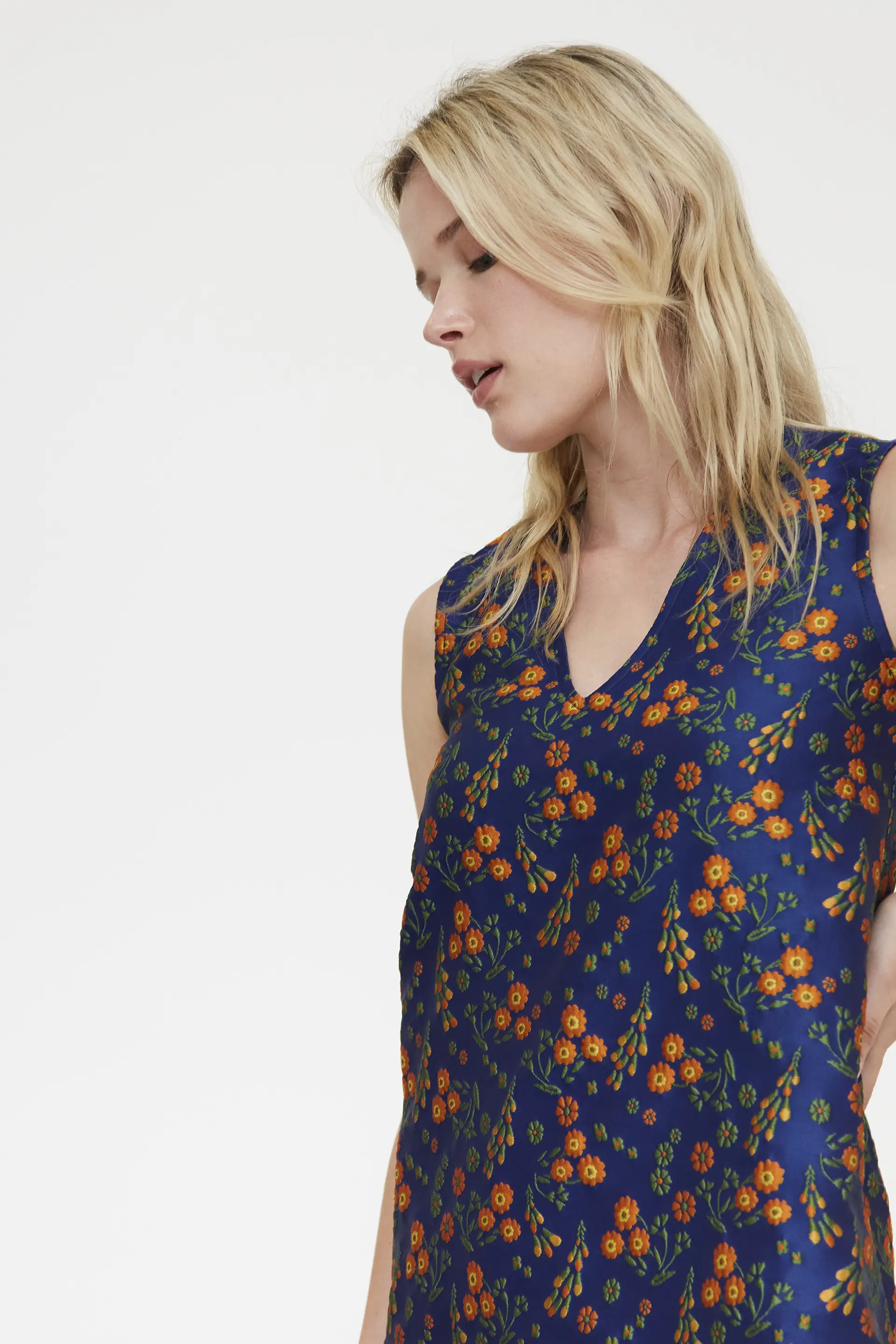 Vestido corto con estampado Flowers Jacquard - Image 4