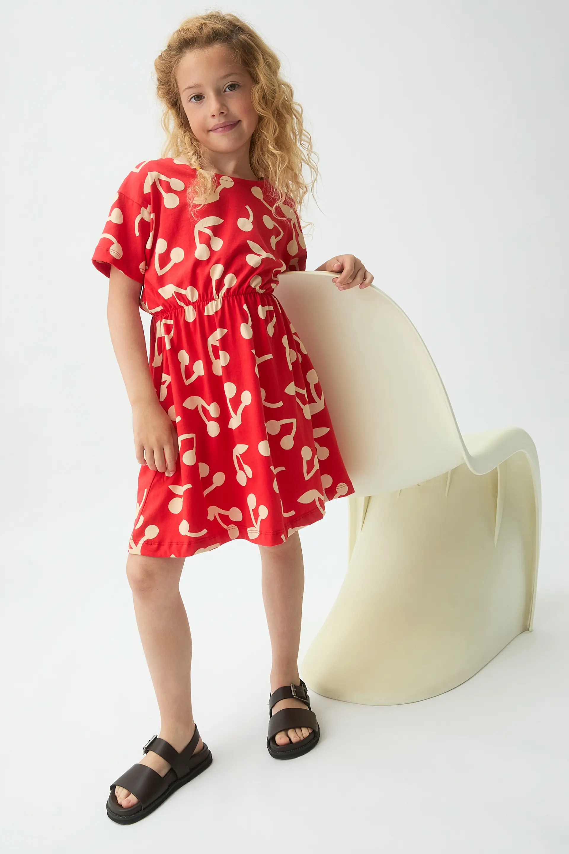 Vestido corto de niña con estampado de Guinda - Image 4