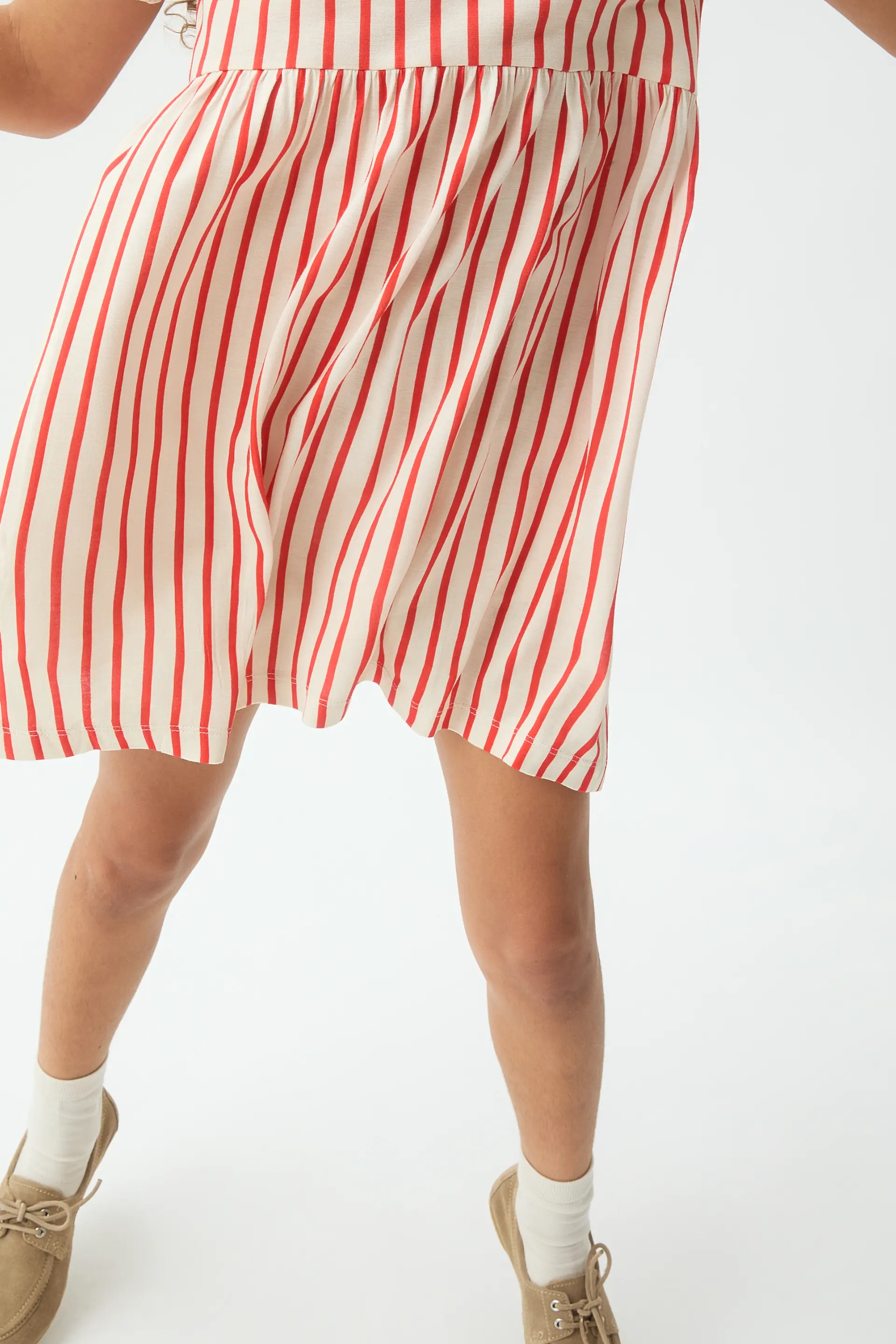 Vestido corto de niña con estampado de rayas rojas - Image 3