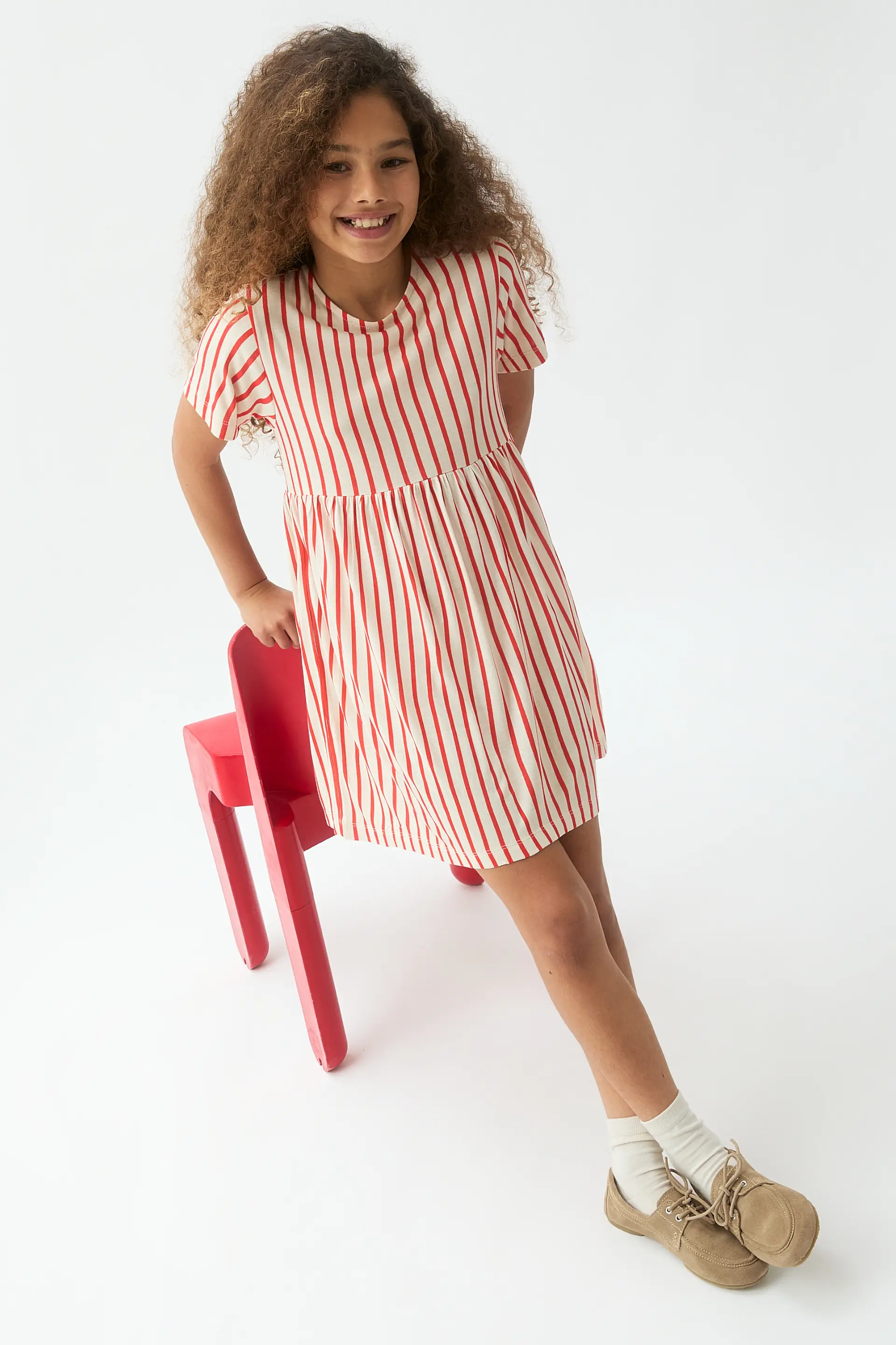 Vestido corto de niña con estampado de rayas rojas - Image 4