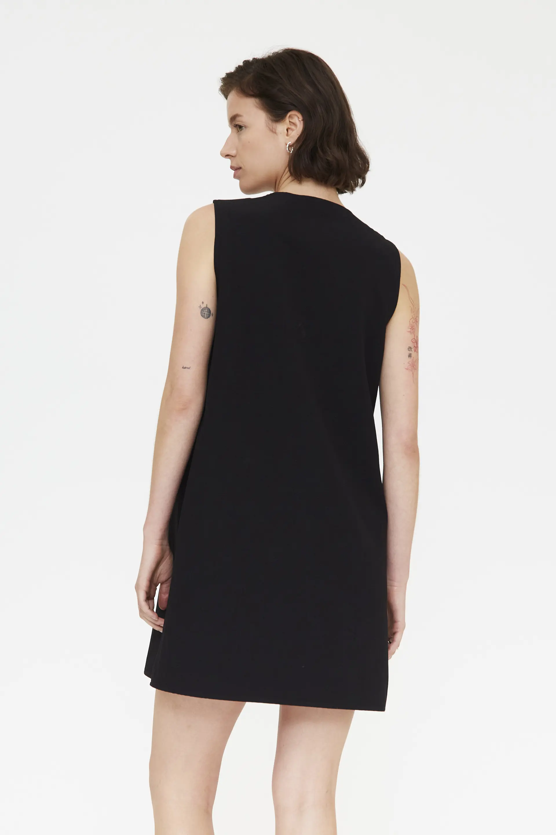 Vestido corto negro con detalle lazado - Image 3