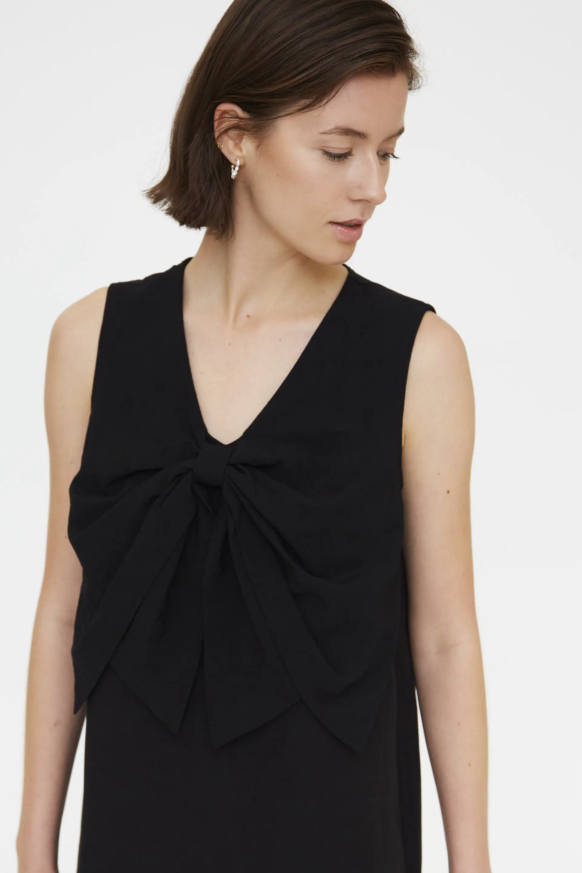 Vestido corto negro con detalle lazado - Image 4