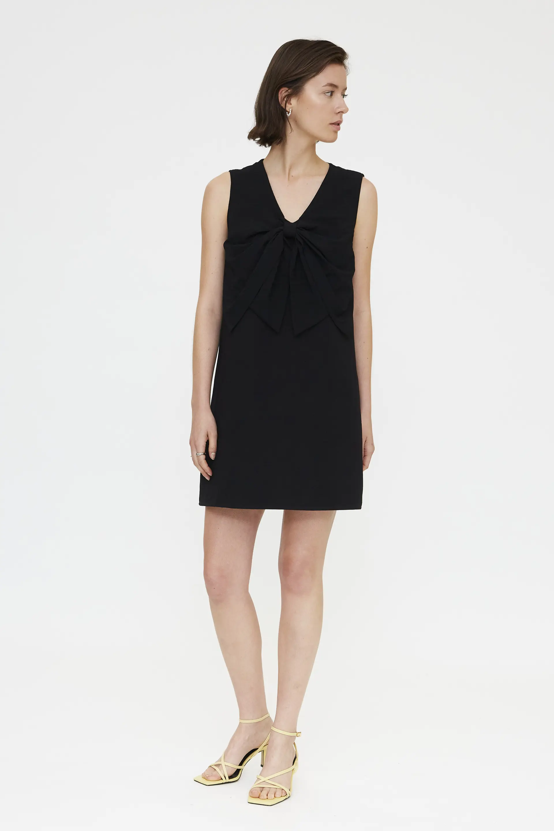 Vestido corto negro con detalle lazado - Image 5