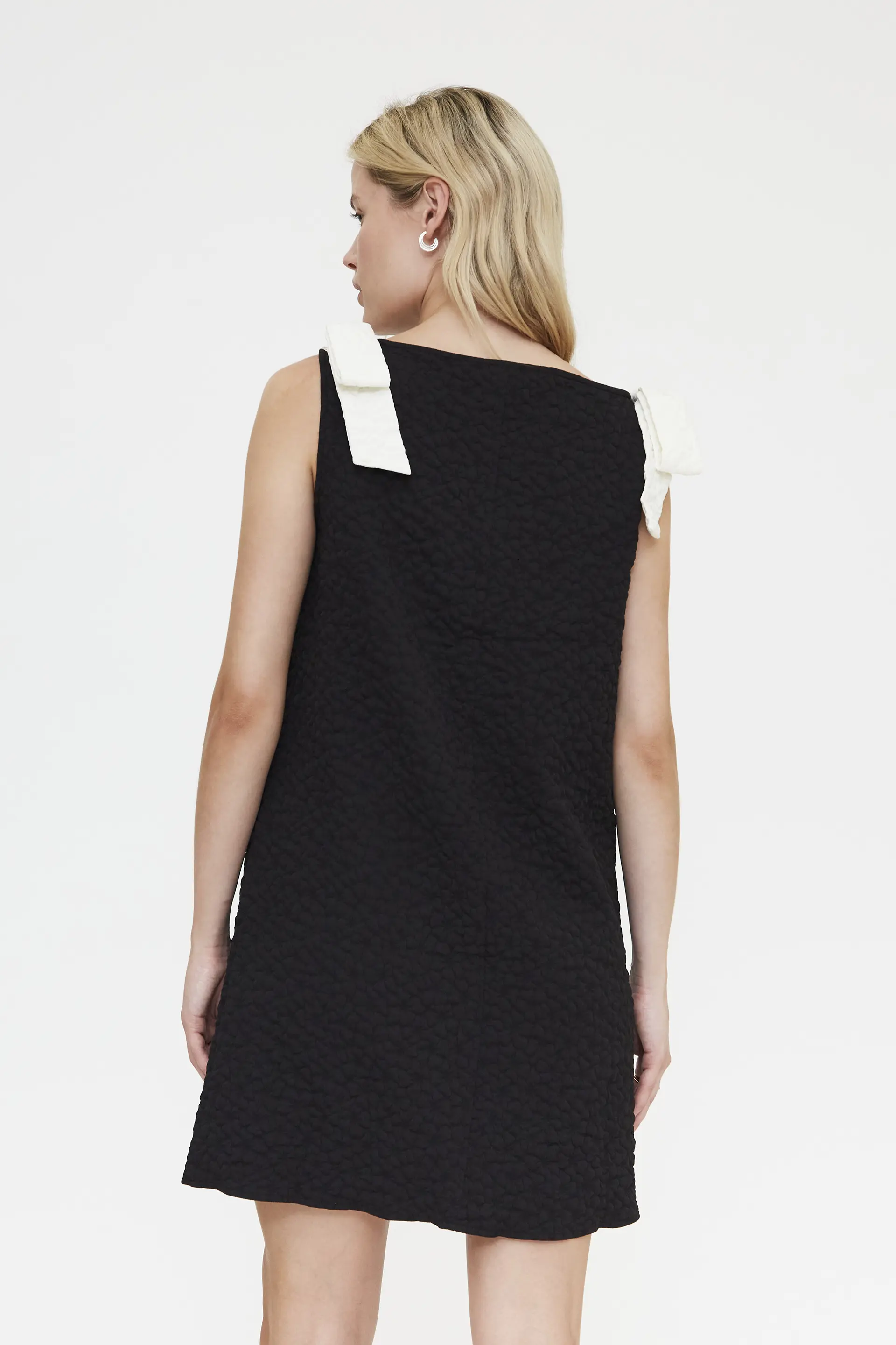 Vestido corto negro con textura floral - Image 3