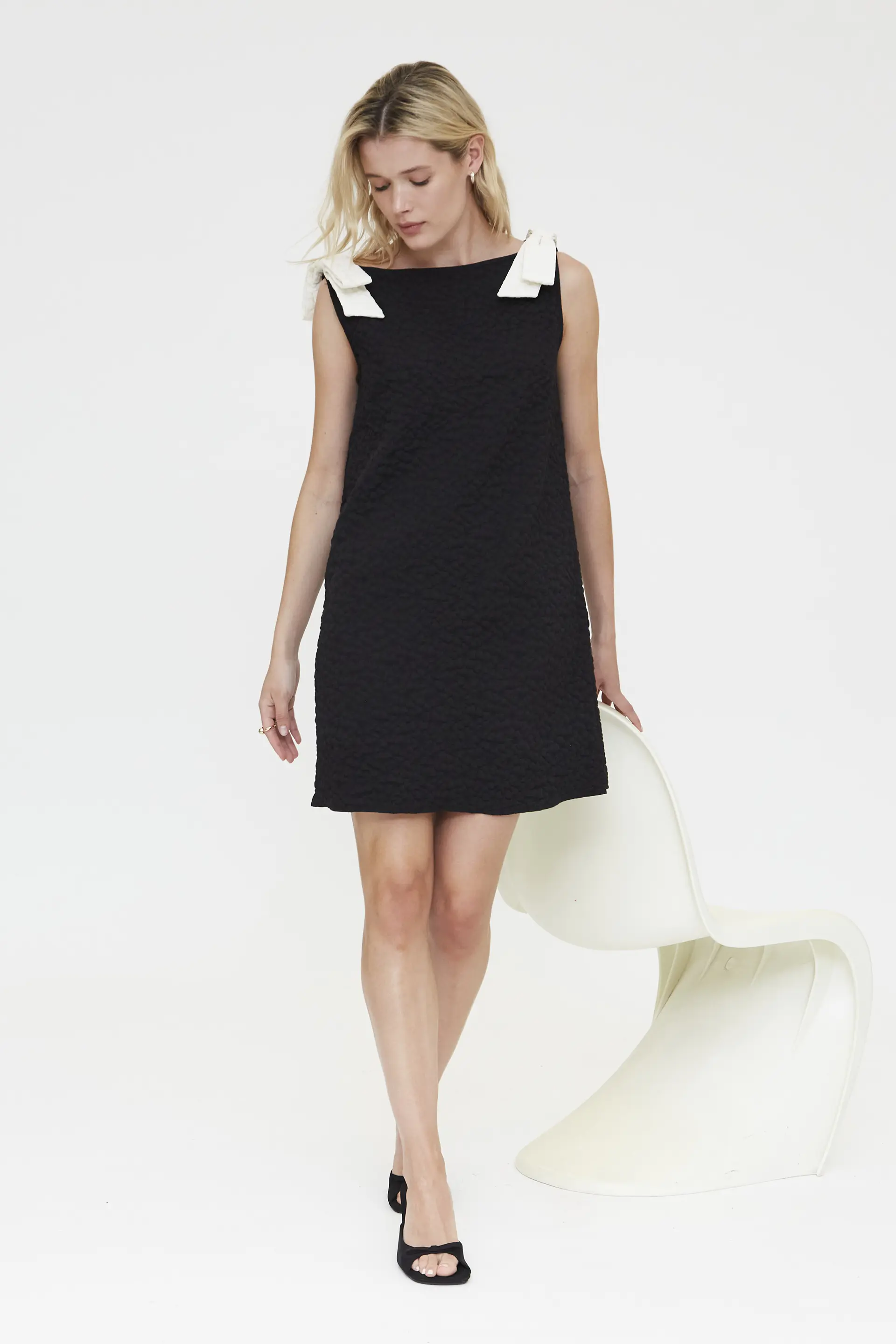 Vestido corto negro con textura floral - Image 5