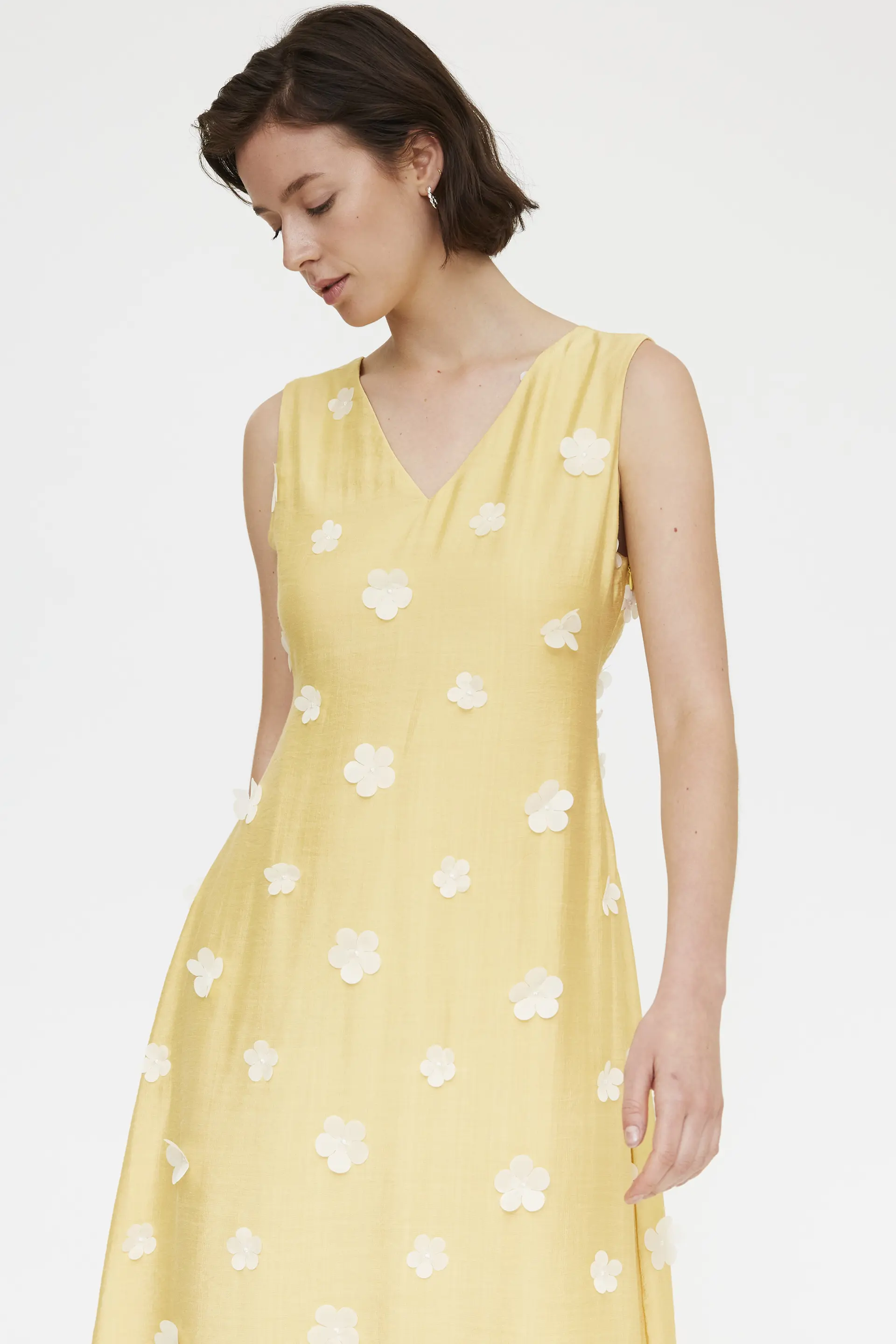 Vestido largo amarillo claro con bordado floral - Image 4
