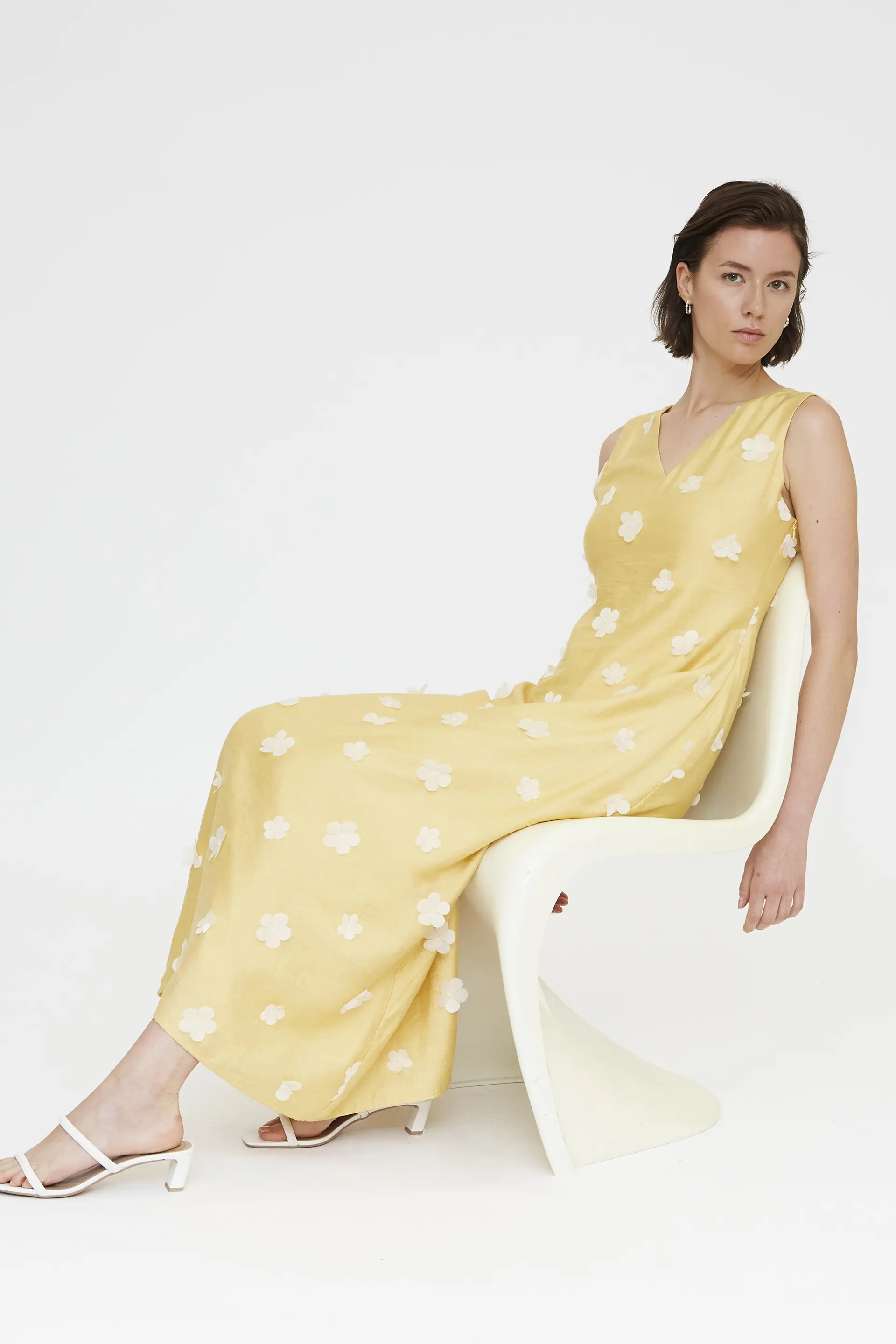 Vestido largo amarillo claro con bordado floral - Image 5