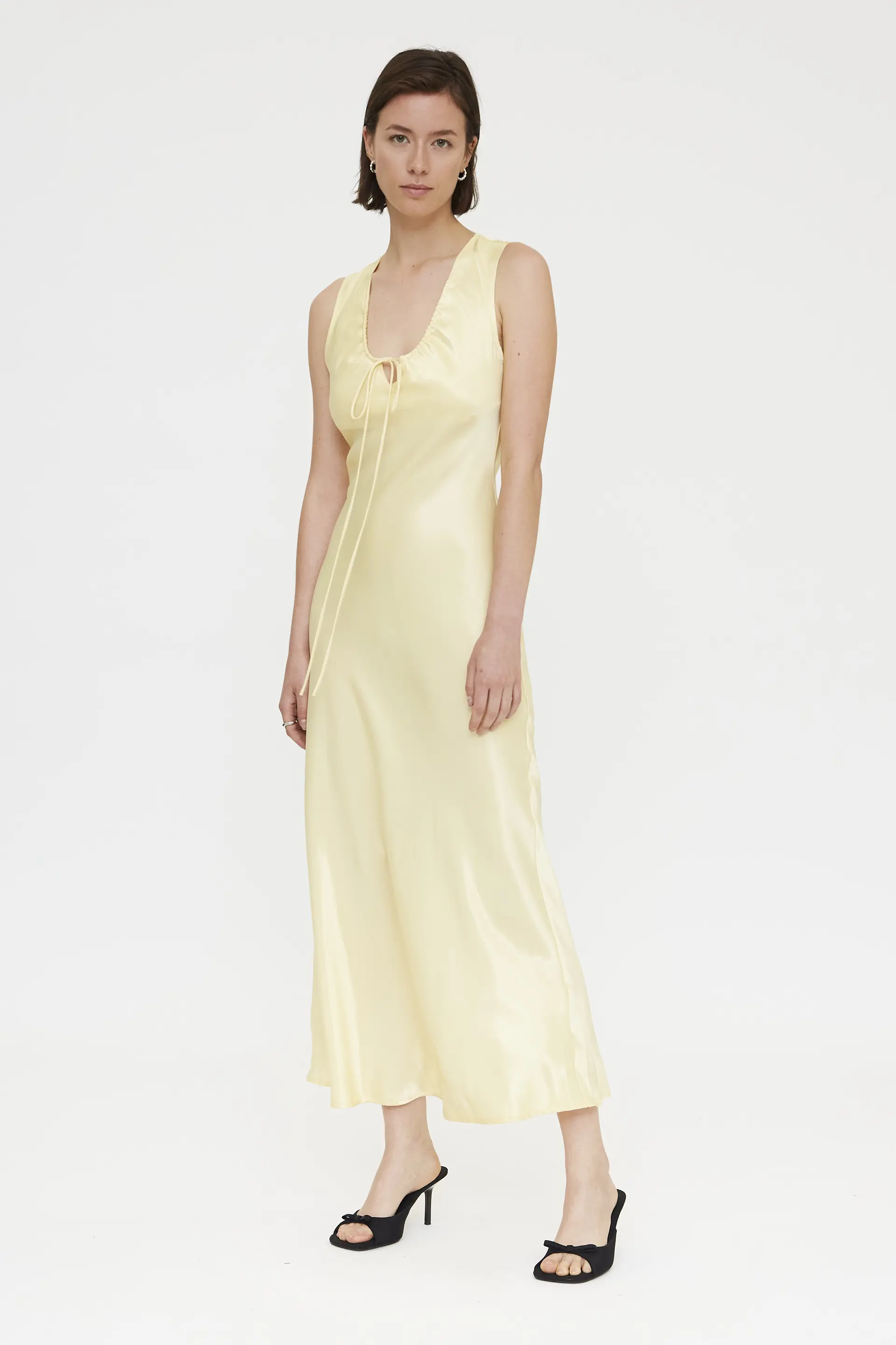 Vestido largo amarillo claro satinado