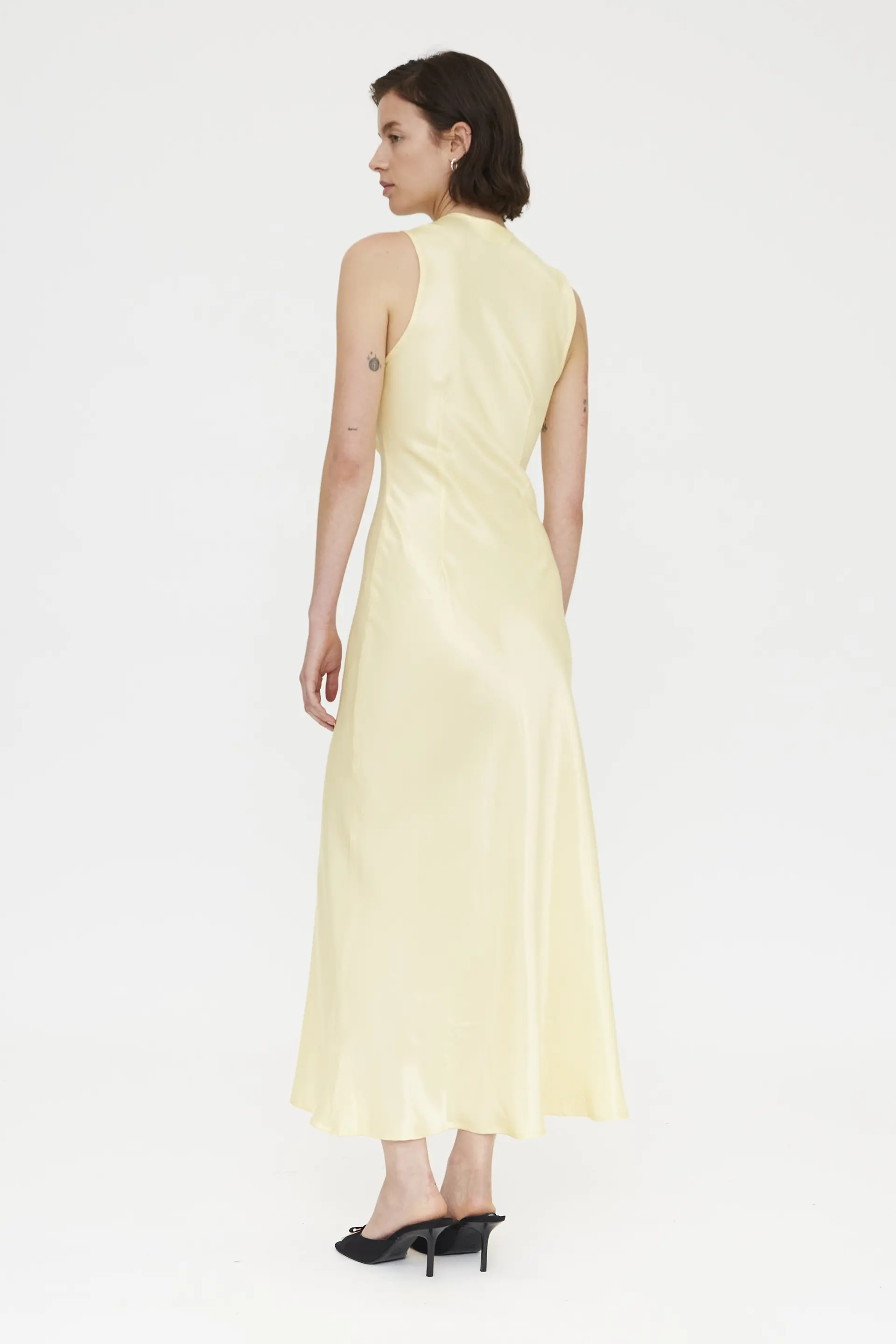 Vestido largo amarillo claro satinado - Image 3