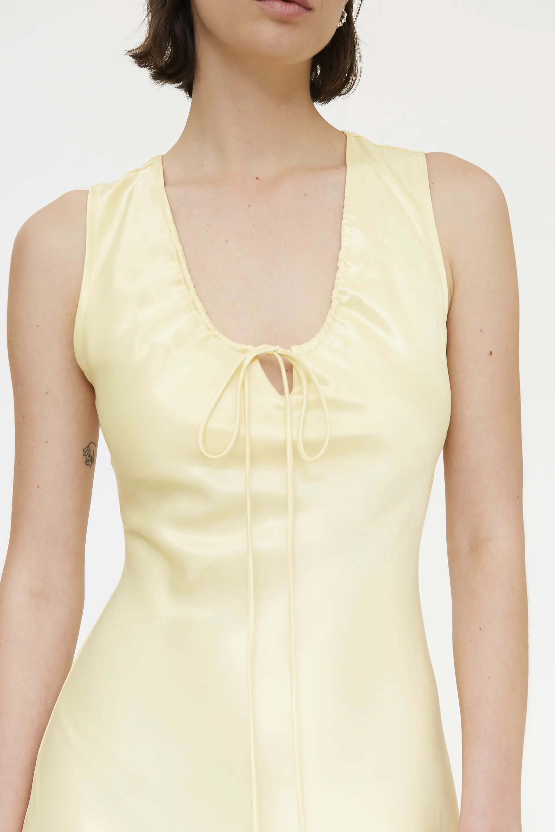 Vestido largo amarillo claro satinado - Image 4