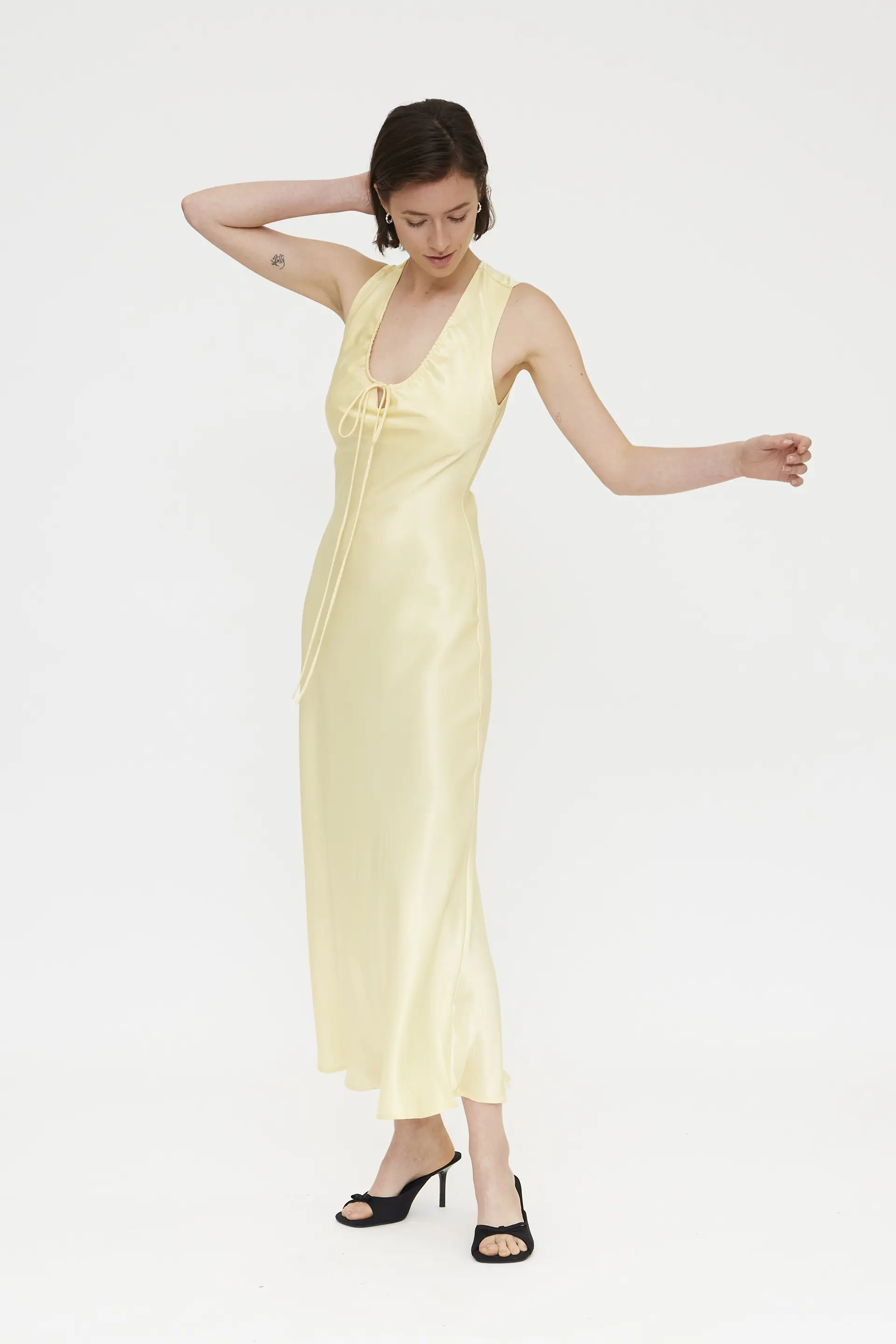 Vestido largo amarillo claro satinado - Image 6
