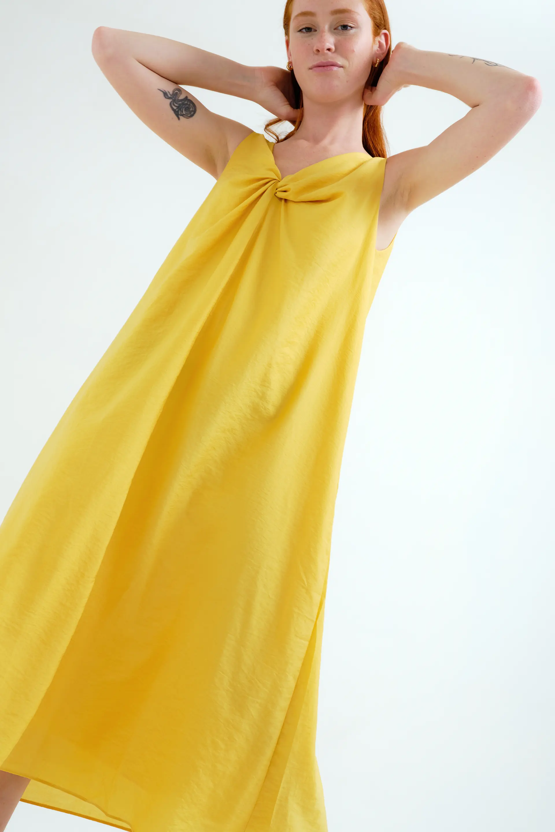 Vestido largo amarillo con detalle anudado - Image 5