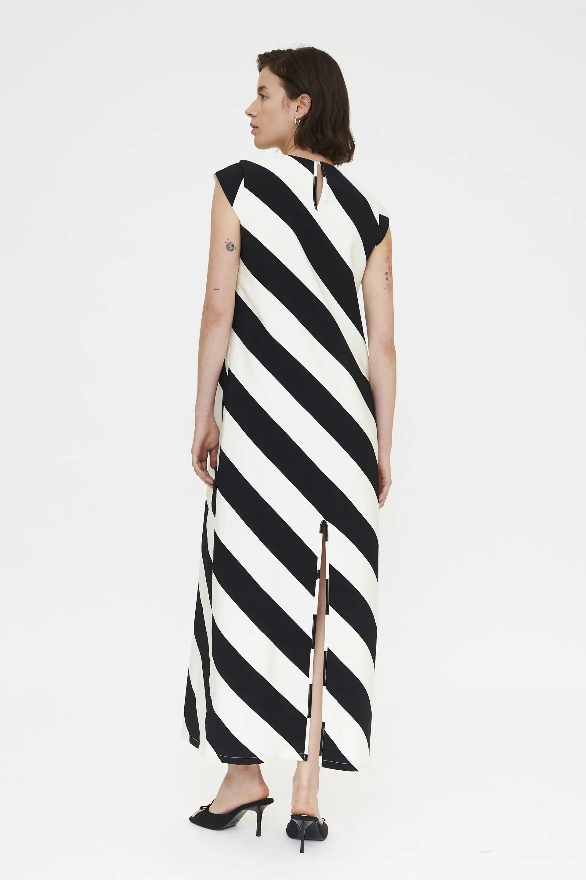 Vestido largo con estampado de rayas diagonales negro y blanco - Image 3