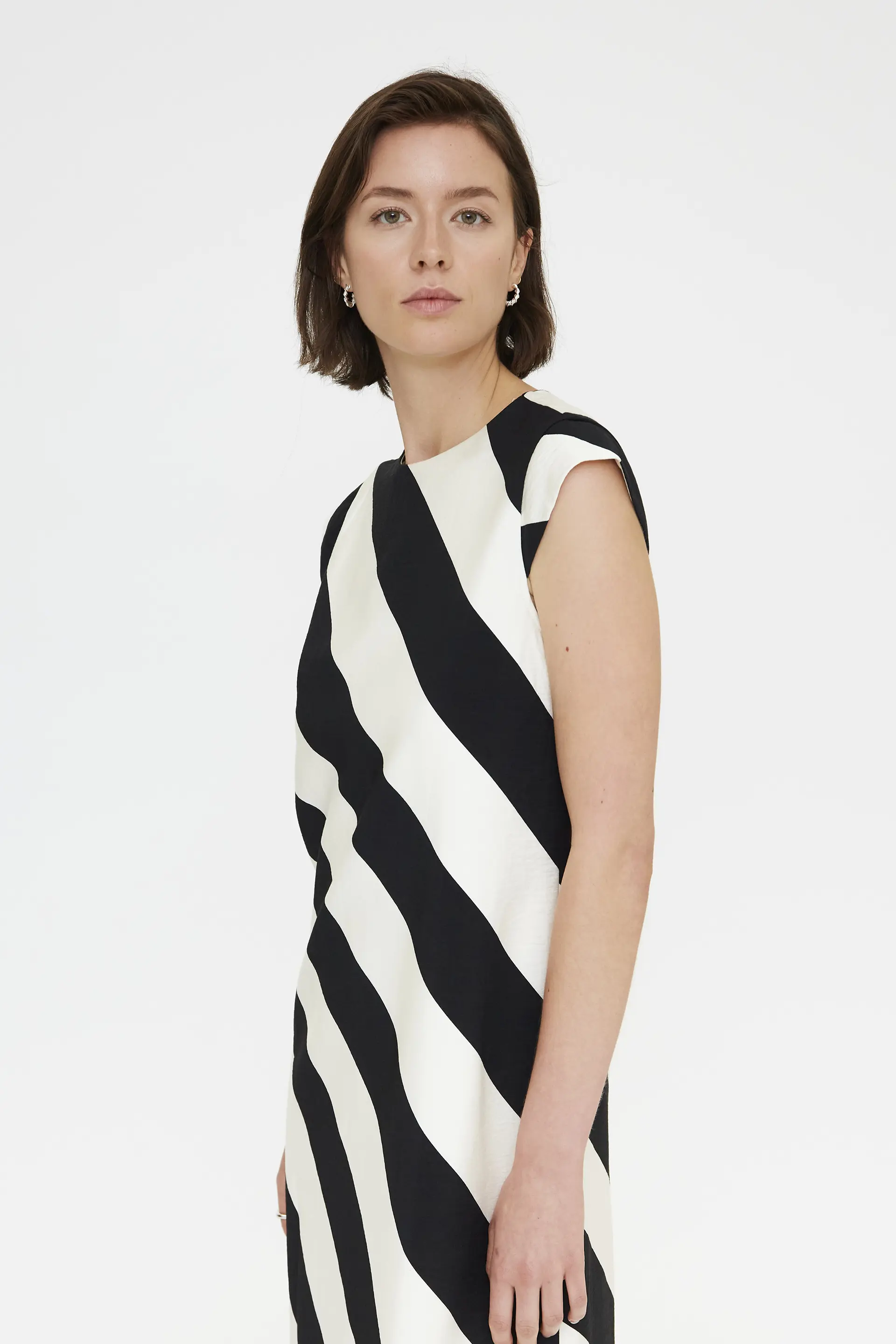 Vestido largo con estampado de rayas diagonales negro y blanco - Image 4