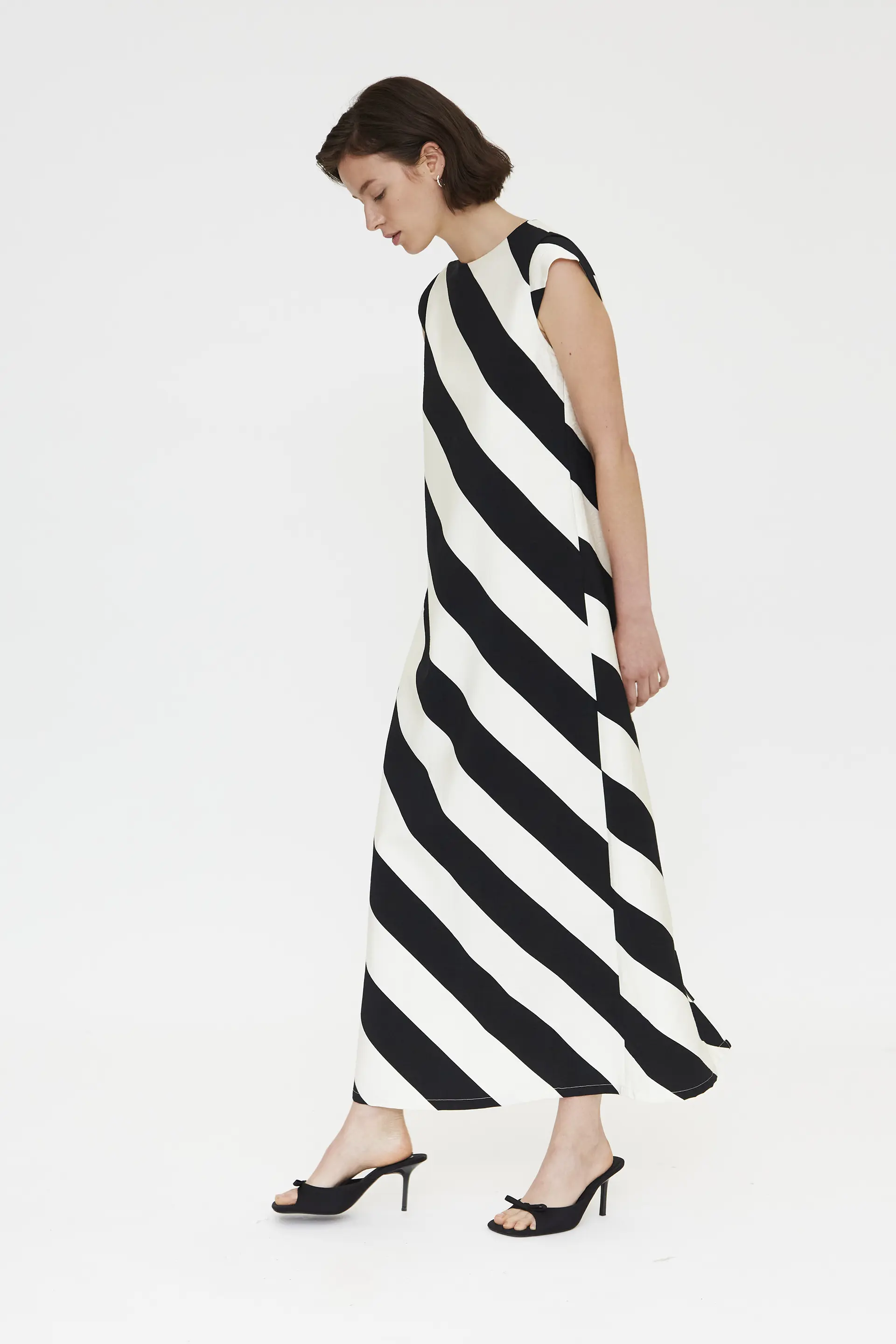Vestido largo con estampado de rayas diagonales negro y blanco - Image 5