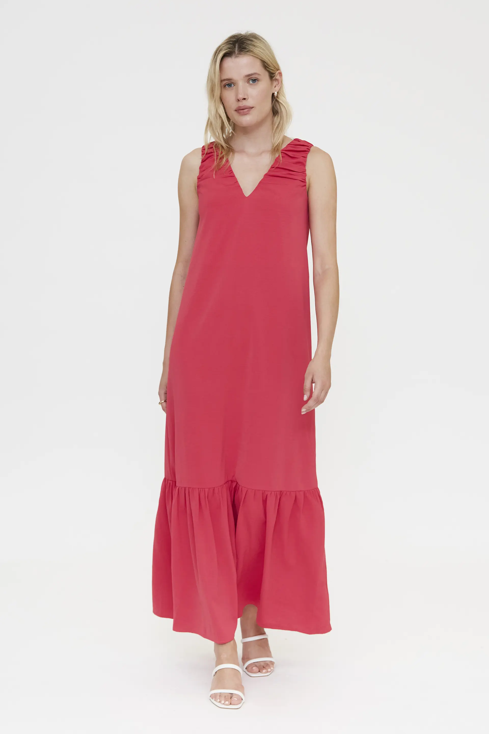 Vestido largo fucsia con escote pico