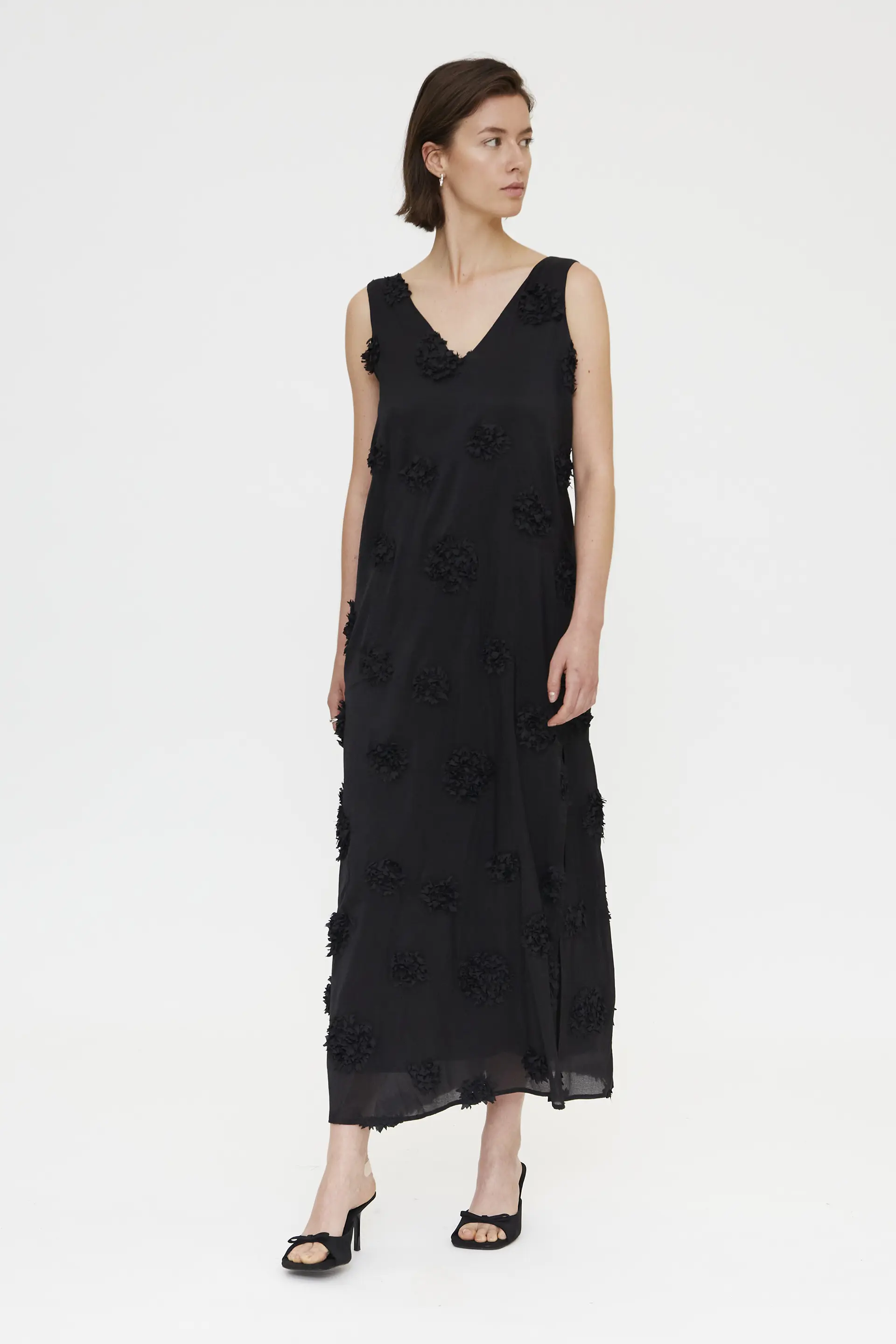 Vestido largo negro con detalle floral
