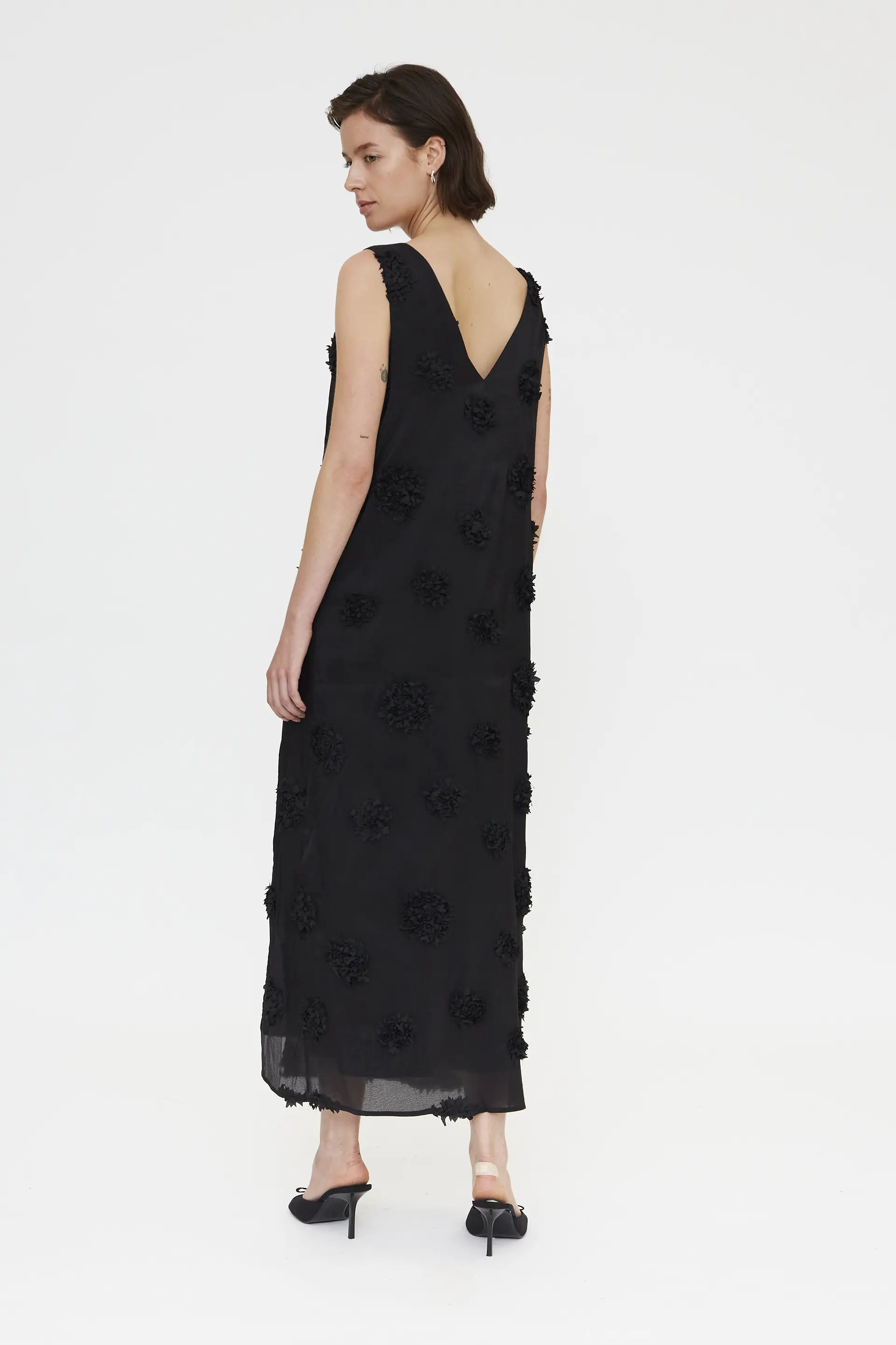 Vestido largo negro con detalle floral - Image 3