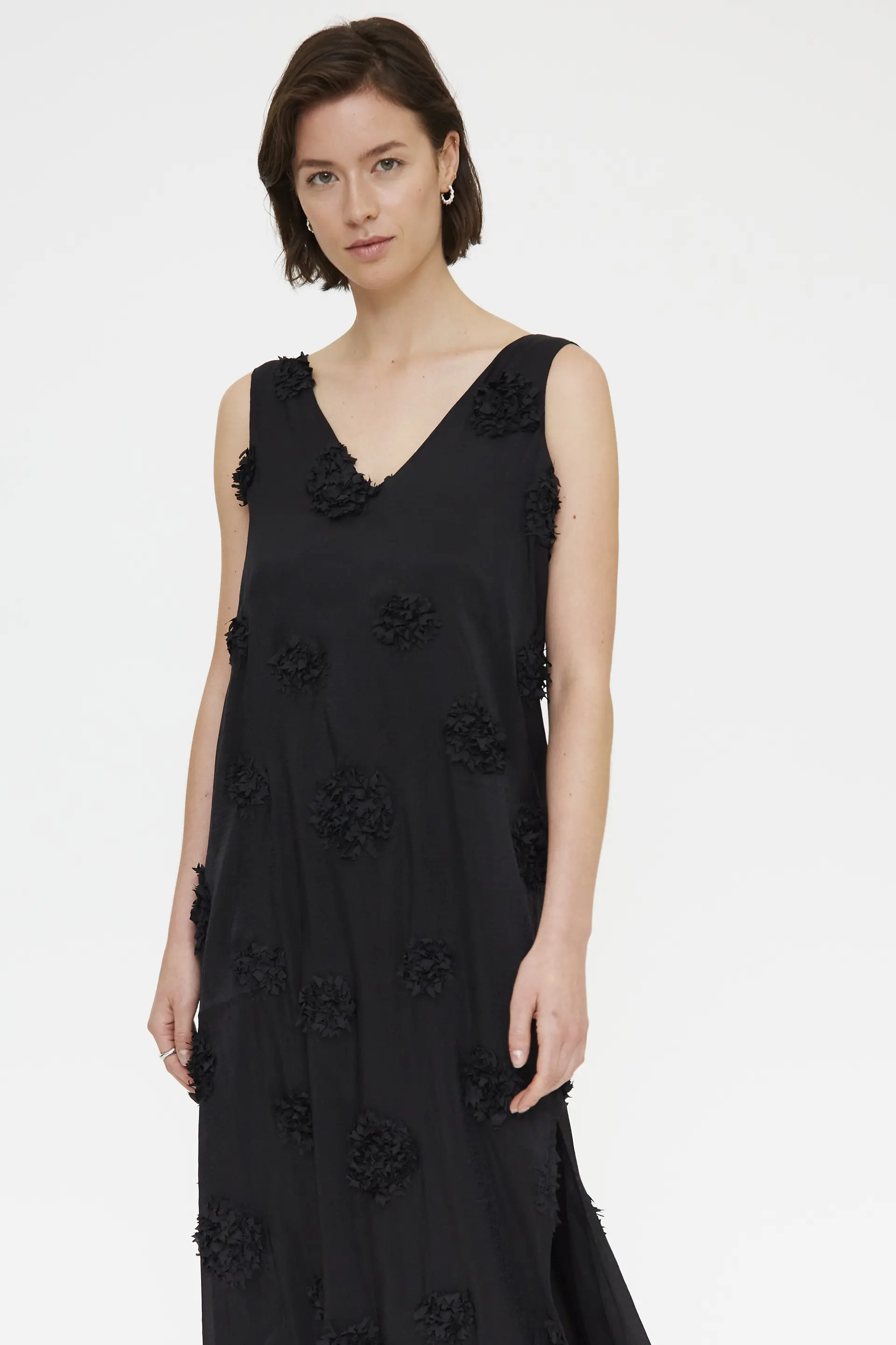 Vestido largo negro con detalle floral - Image 4