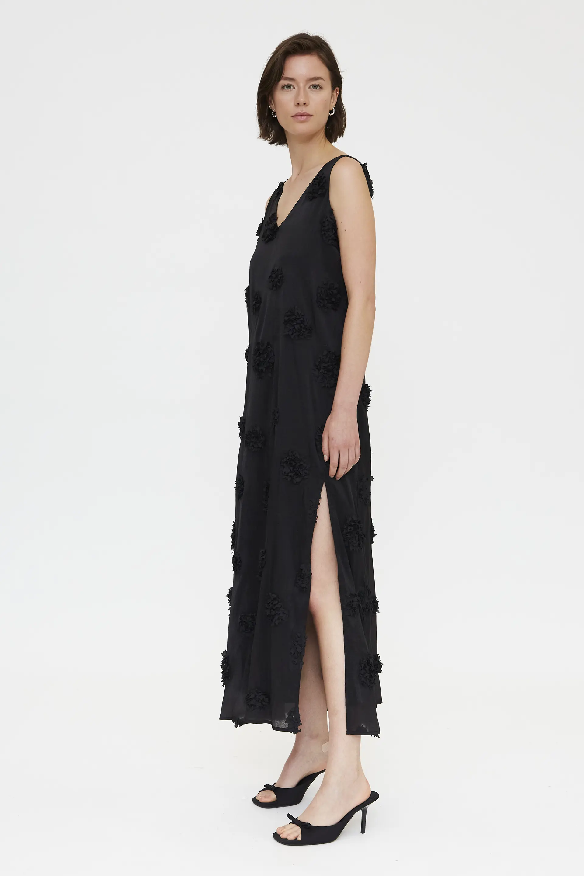 Vestido largo negro con detalle floral - Image 5