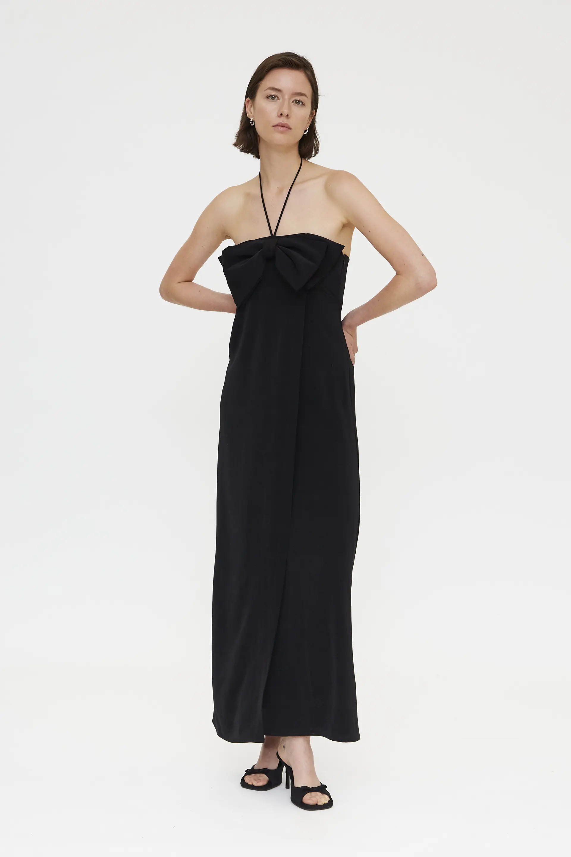 Vestido largo negro con detalle lazado