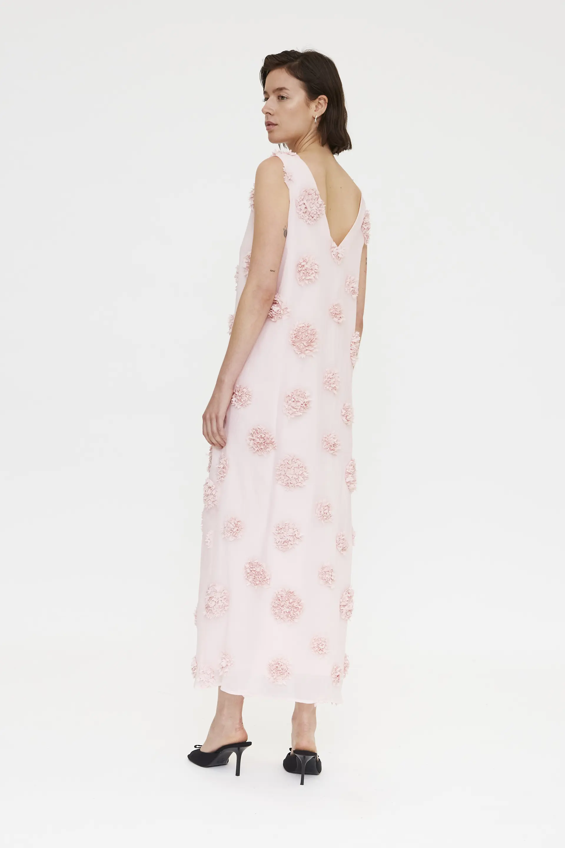 Vestido largo rosa con detalle floral - Image 3