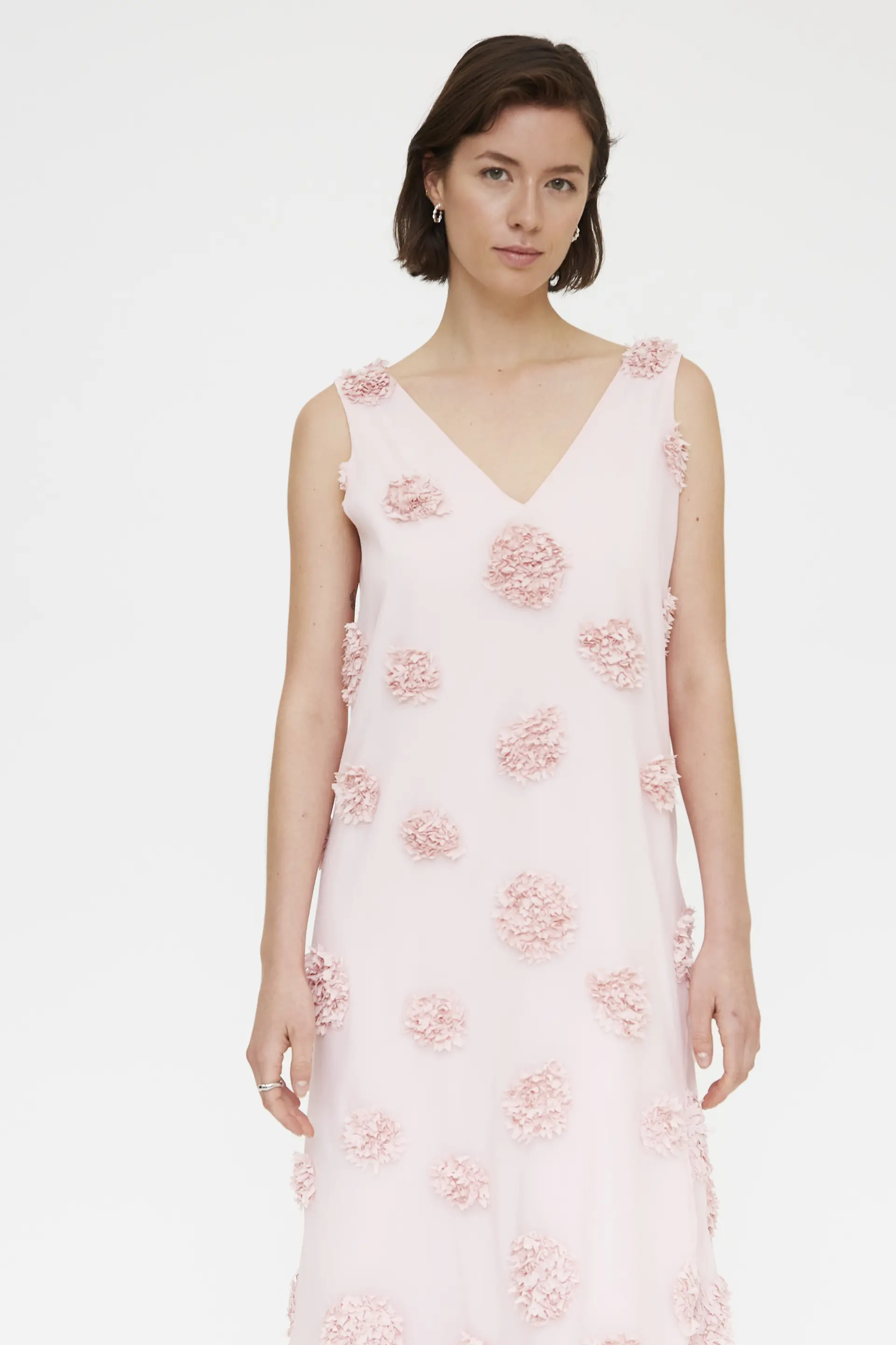 Vestido largo rosa con detalle floral - Image 4
