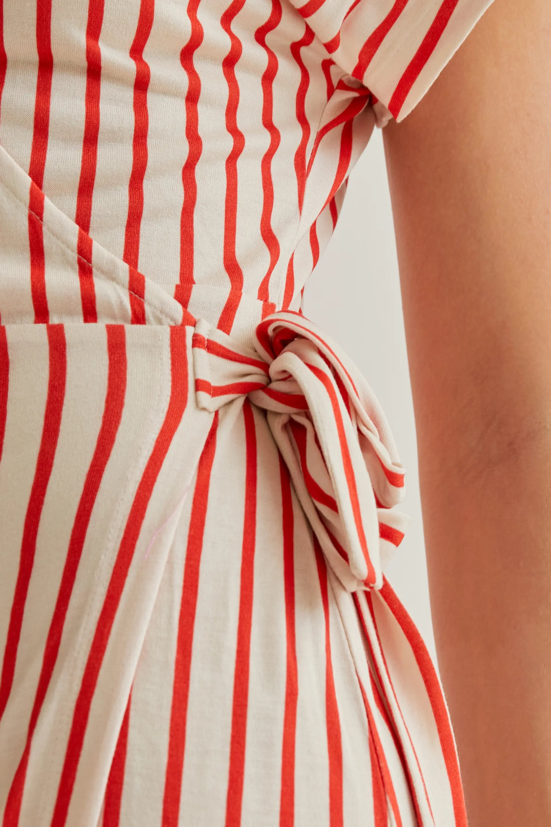 Vestido midi con rayas rojas - Image 4
