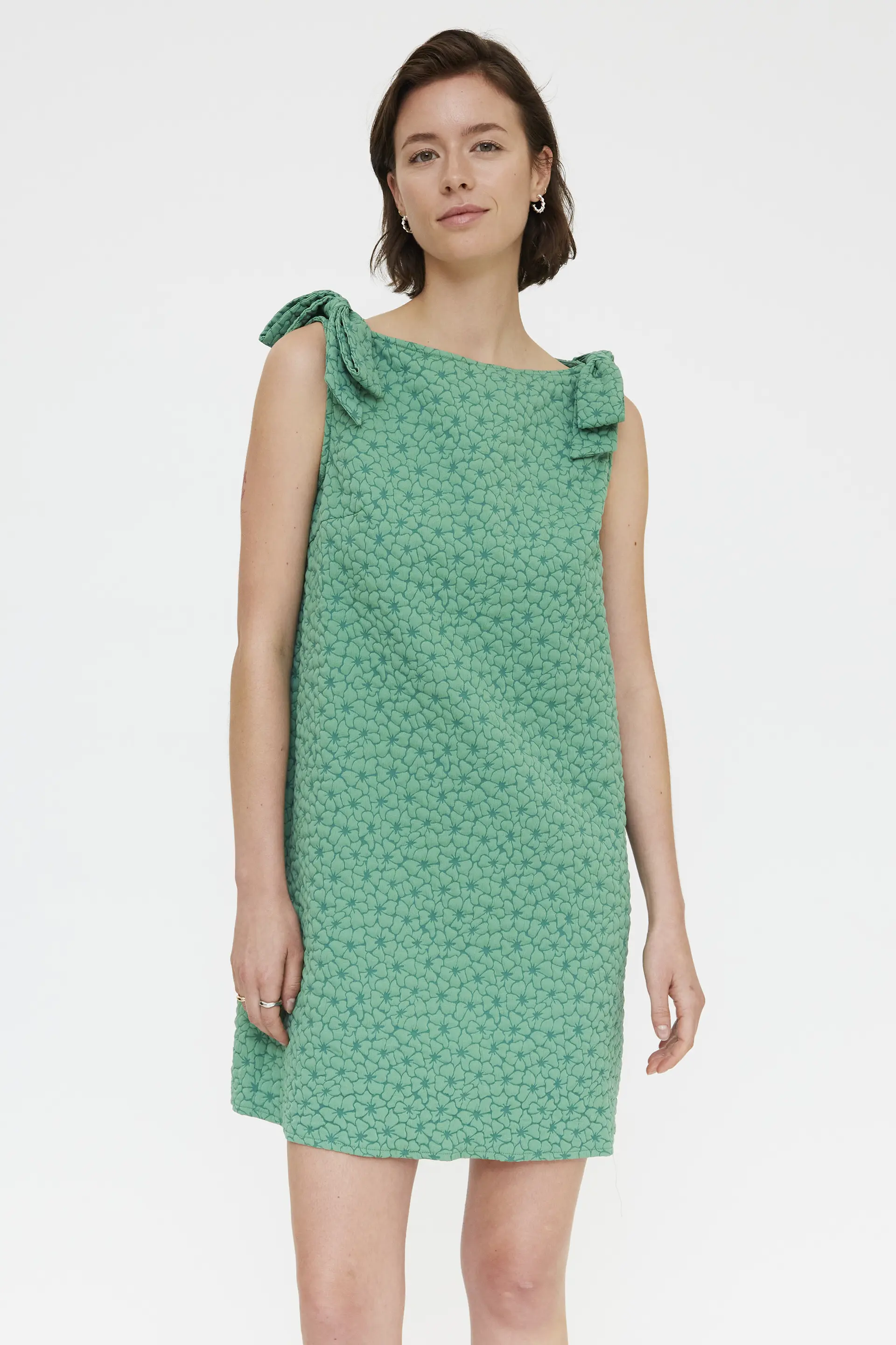 Vestido verde corto con textura floral