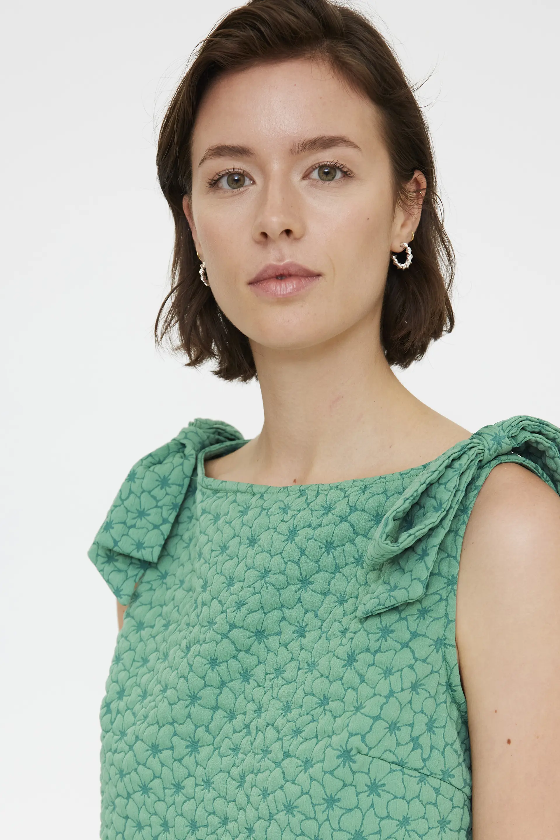 Vestido verde corto con textura floral - Image 4