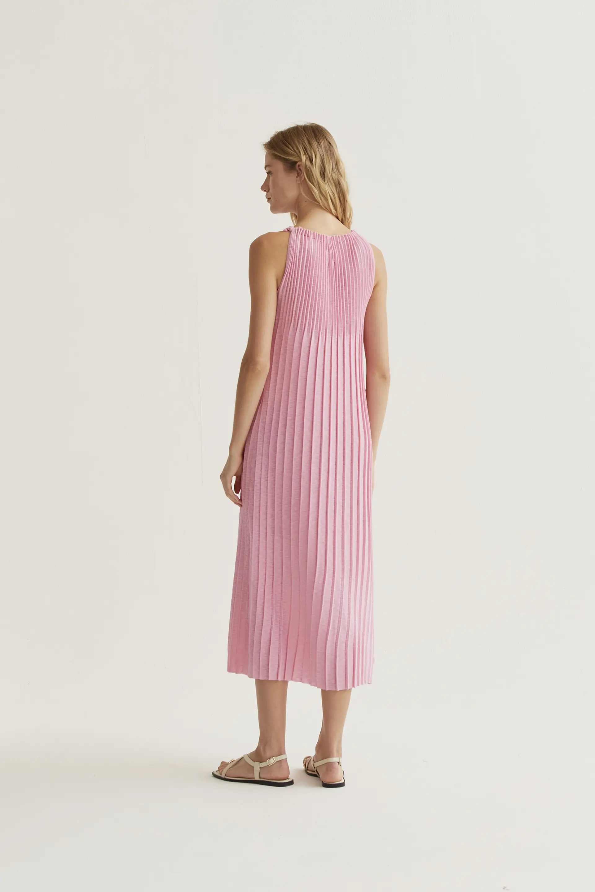 Vestigo largo plisado rosa - Image 3